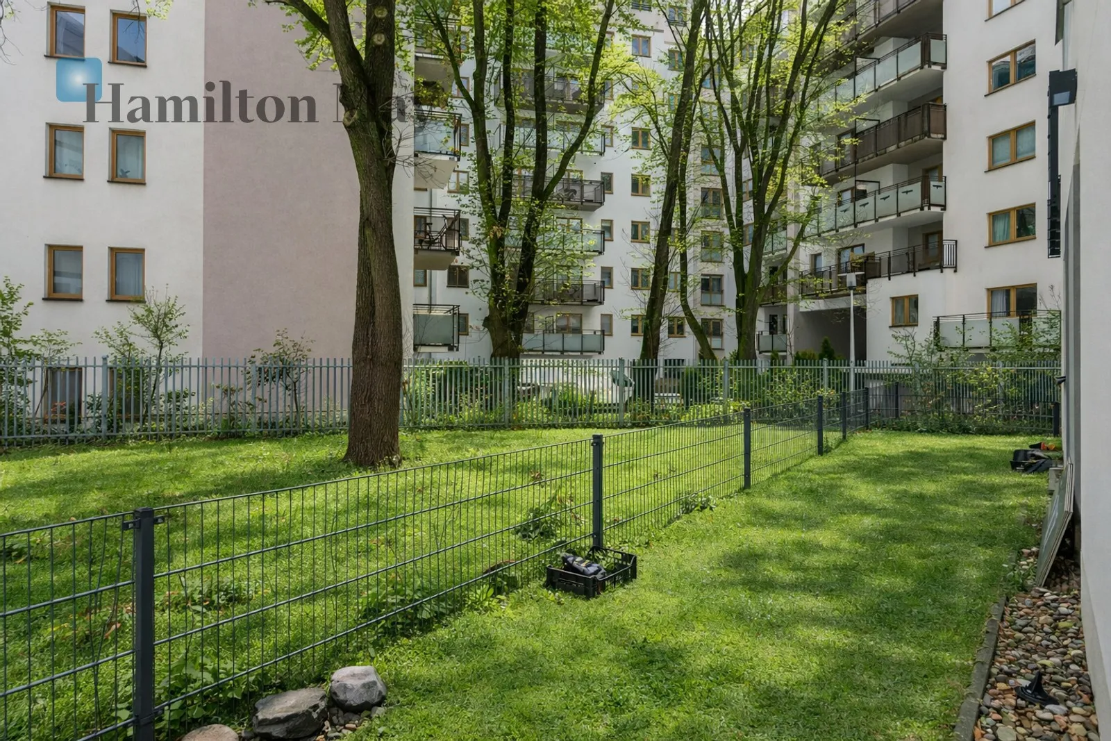 Distance to centre: 8.36 km Price: 1283620 PLN Bedrooms: 2 Bathrooms: 1 Size: 49.37m2 - slider