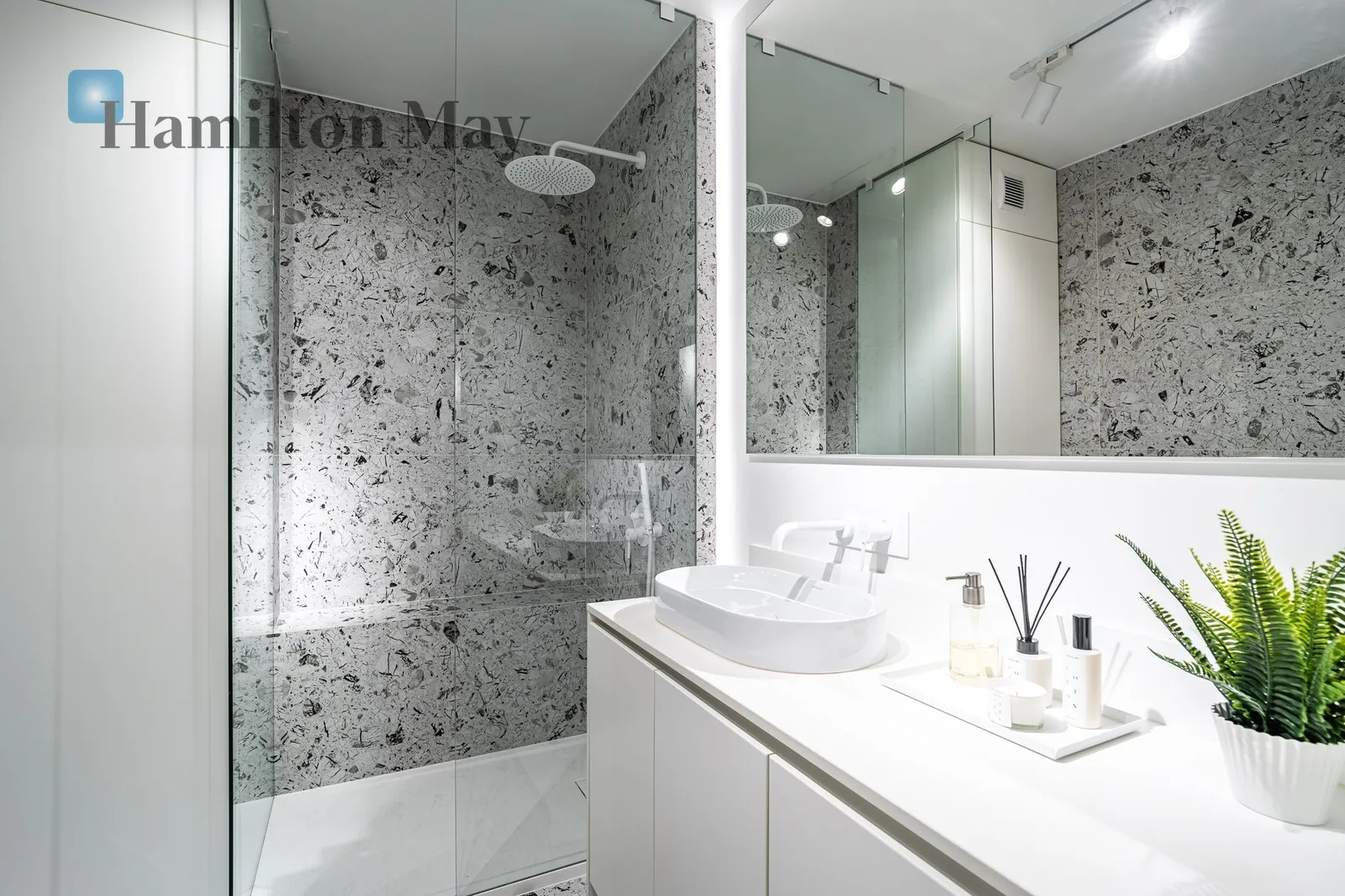 Na sprzedaż piękne mieszkanie po remoncie z loggią  - slider