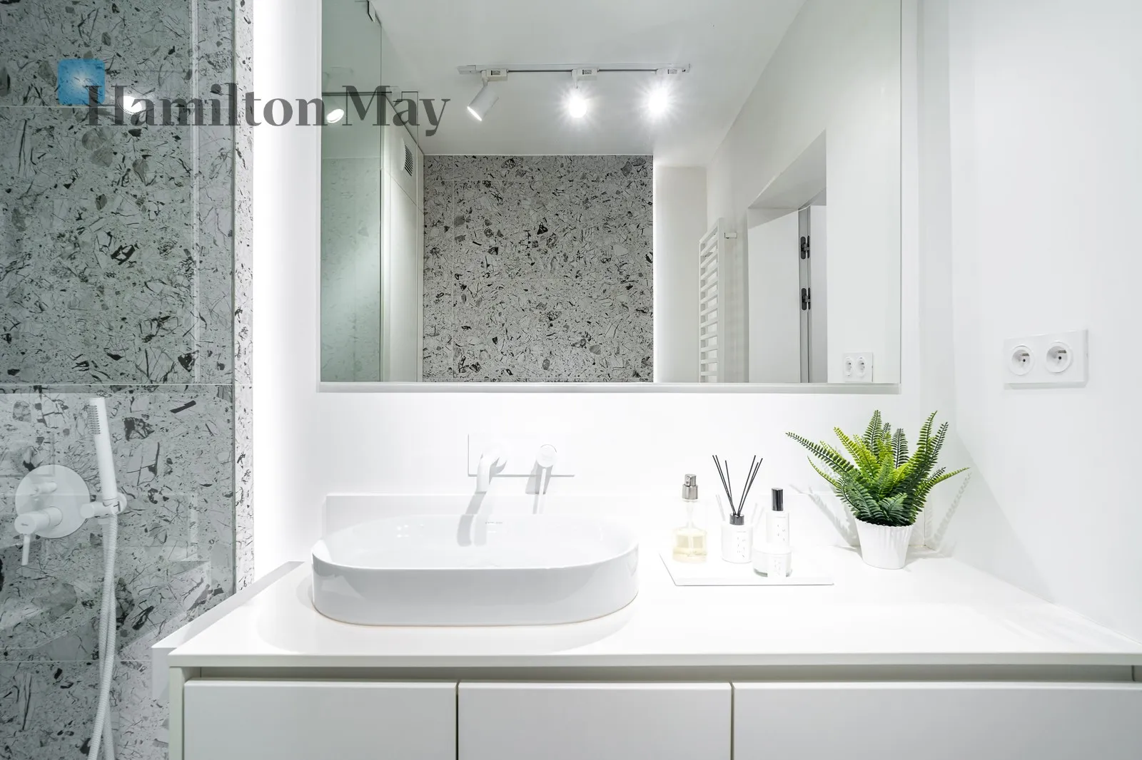 Na sprzedaż piękne mieszkanie po remoncie z loggią  - slider