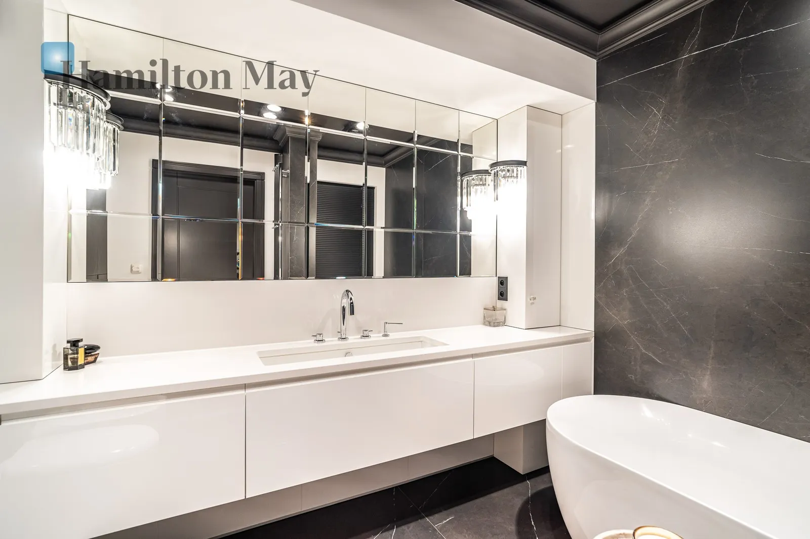 Distance to centre: 2.04 km Level: 2 Price: 3490000 PLN Bedrooms: 3 - slider