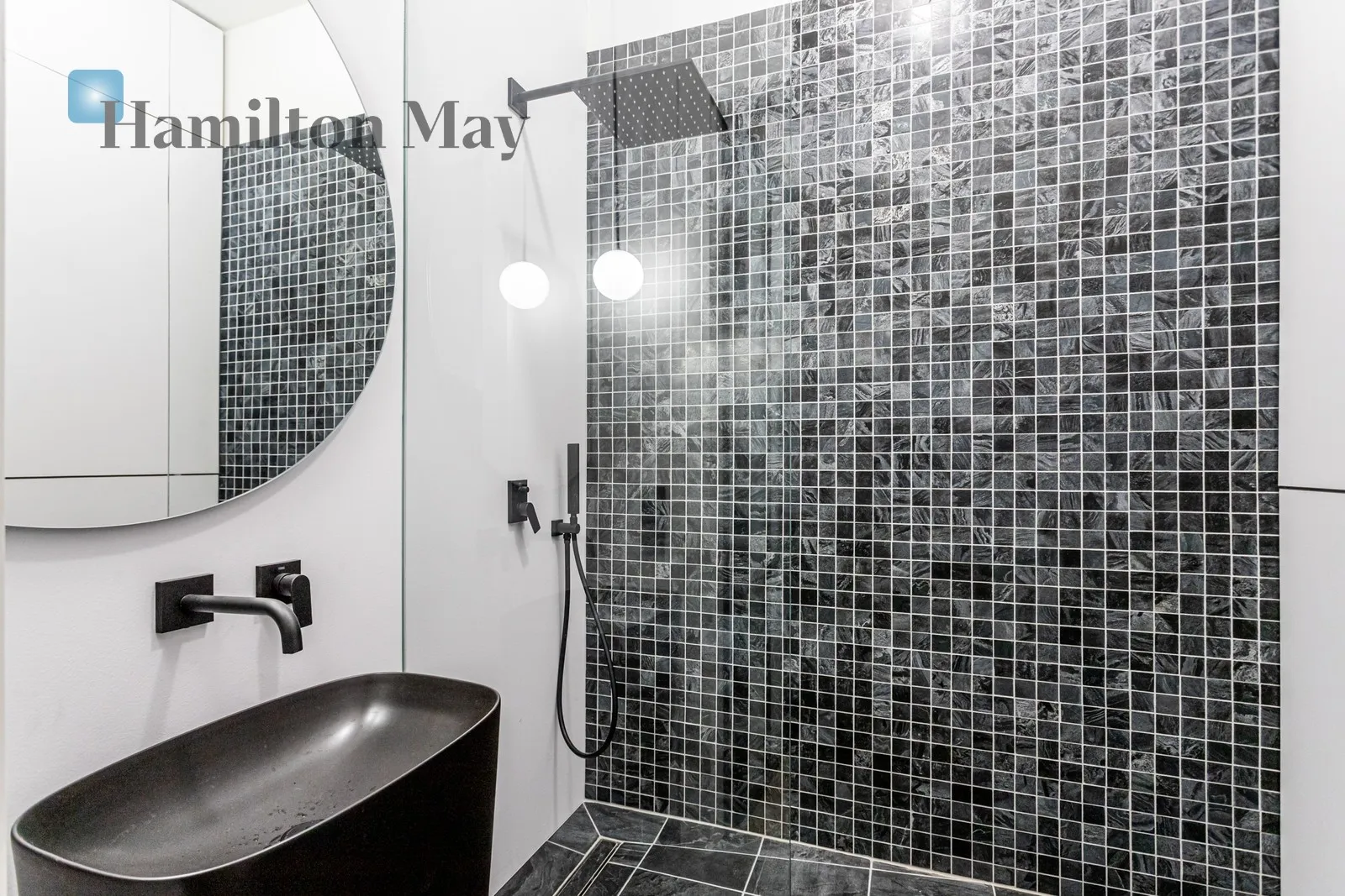 City: Warszawa Street: Wiejska Region: Śródmieście Subregion: Śródmieście Południowe Distance to centre: 1.25 km Level: 3 Price: 6000 PLN Bedrooms: 1 Bathrooms: 1 - slider