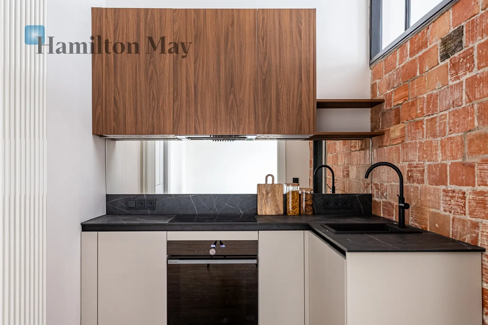 City: Warszawa Street: Wiejska Region: Śródmieście Subregion: Śródmieście Południowe Distance to centre: 1.25 km Level: 3 Price: 6000 PLN - slider