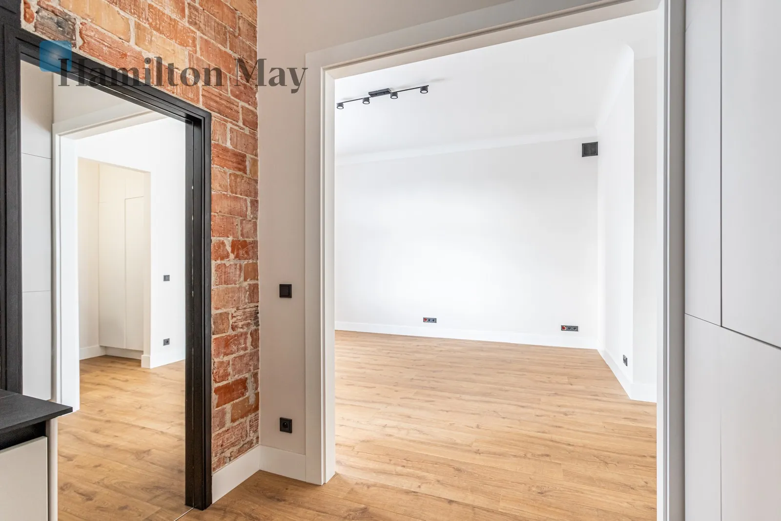 Street: Wiejska Region: Śródmieście Subregion: Śródmieście Południowe Distance to centre: 1.25 km Level: 3 Price: 6000 PLN Bedrooms: 1 - slider