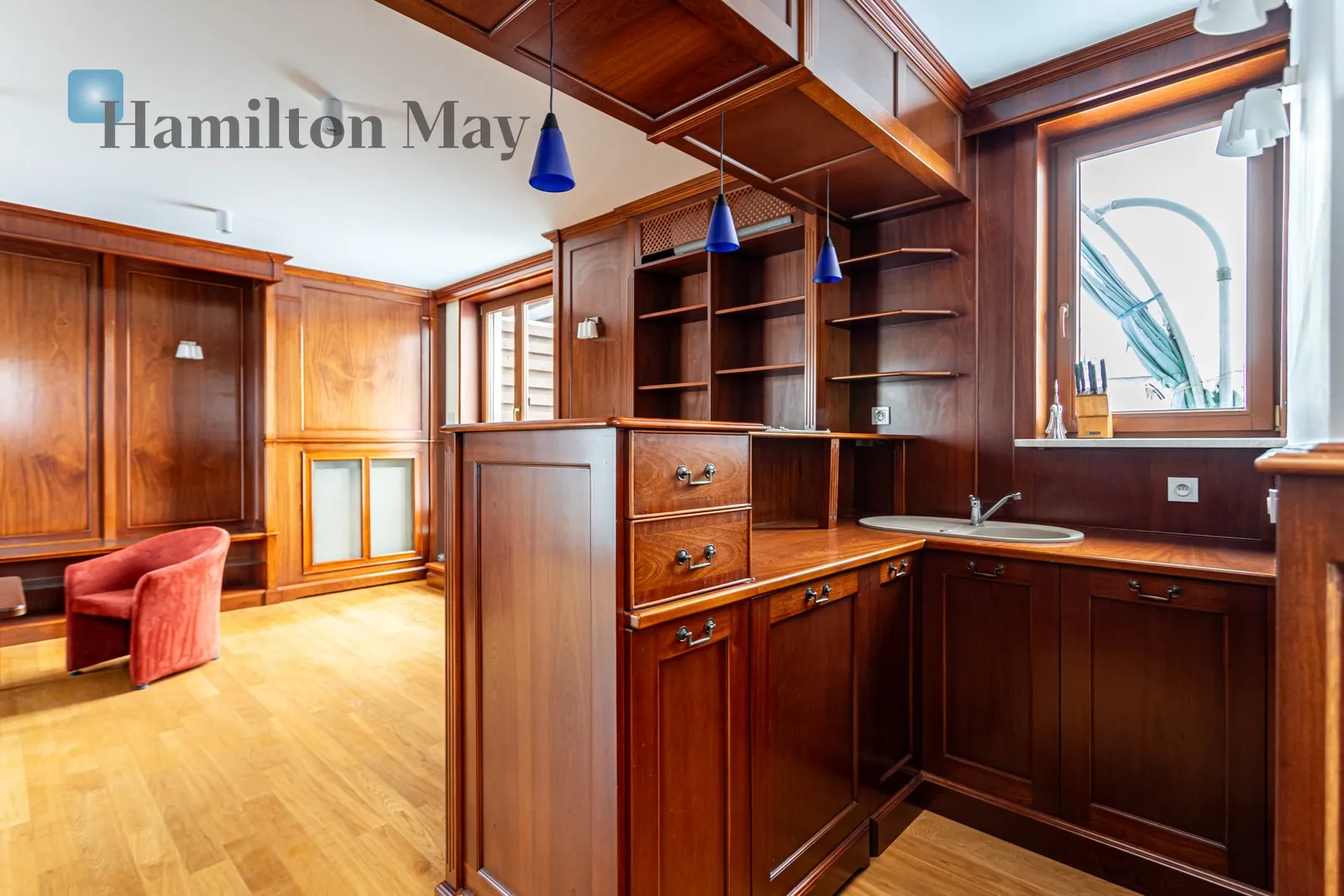 City: Warszawa Street: Rymarska Region: Mokotów Subregion: Wyględów Distance to centre: 4.21 km Price: 20000 PLN Bedrooms: 3 Bathrooms: 2 Plot size: 348m2 - slider