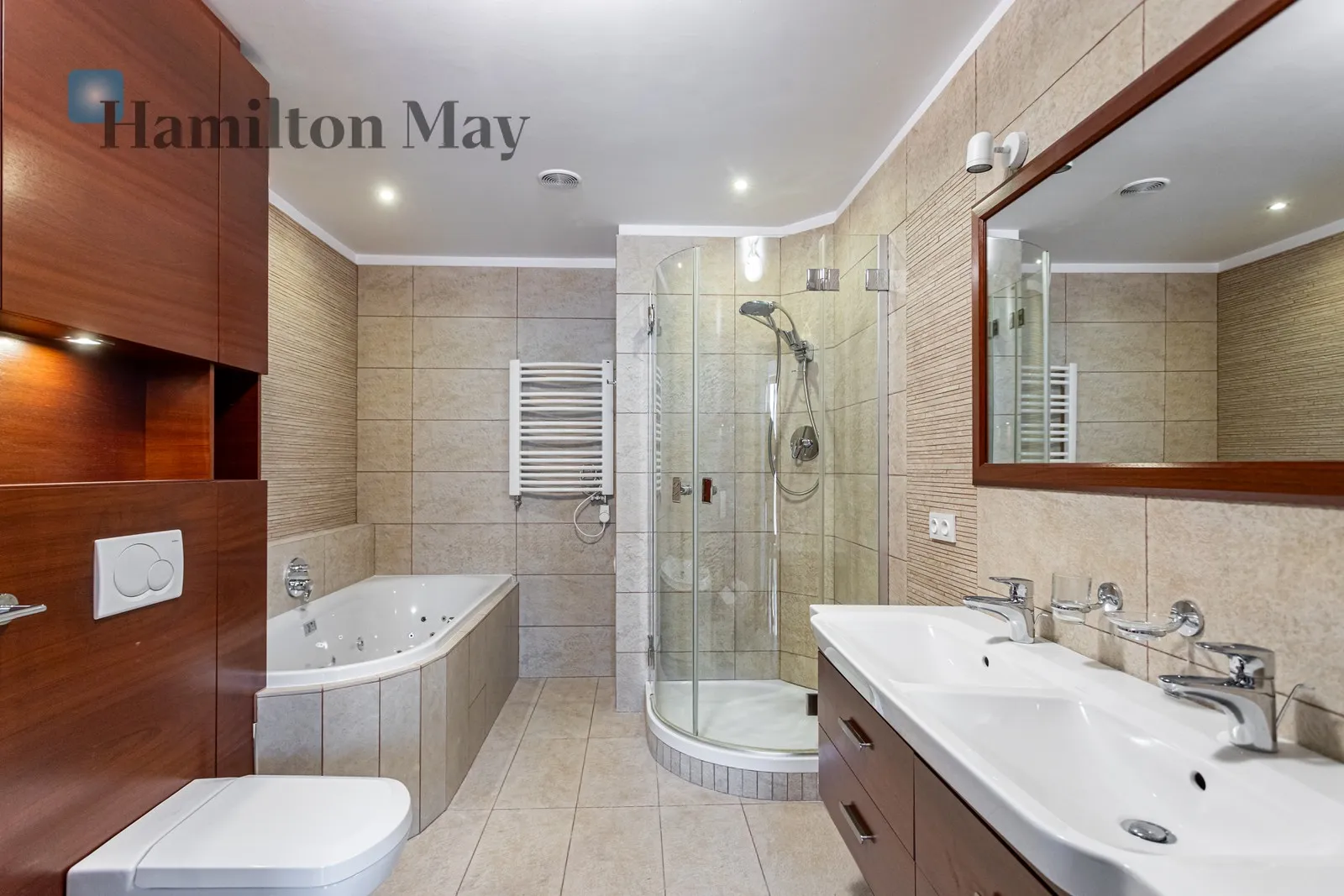 Street: Rymarska Region: Mokotów Subregion: Wyględów Distance to centre: 4.21 km Price: 20000 PLN Bedrooms: 3 Bathrooms: 2 - slider