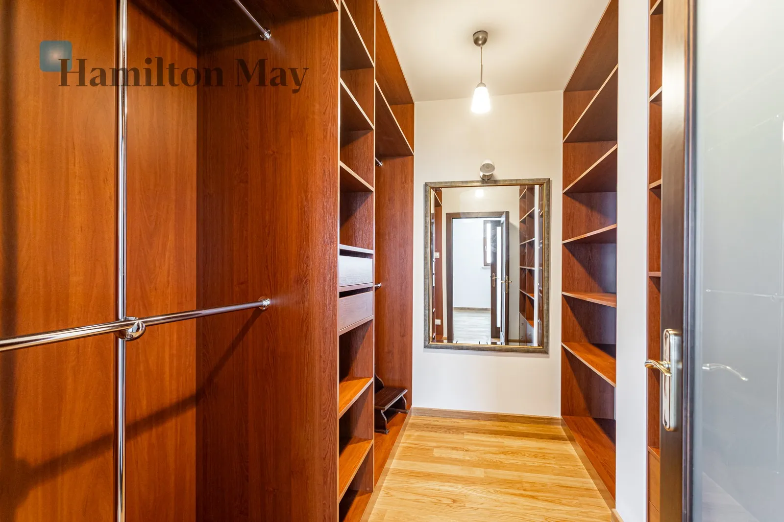 Region: Mokotów Subregion: Wyględów Distance to centre: 4.21 km Price: 20000 PLN Bedrooms: 3 Bathrooms: 2 Plot size: 348m2 - slider