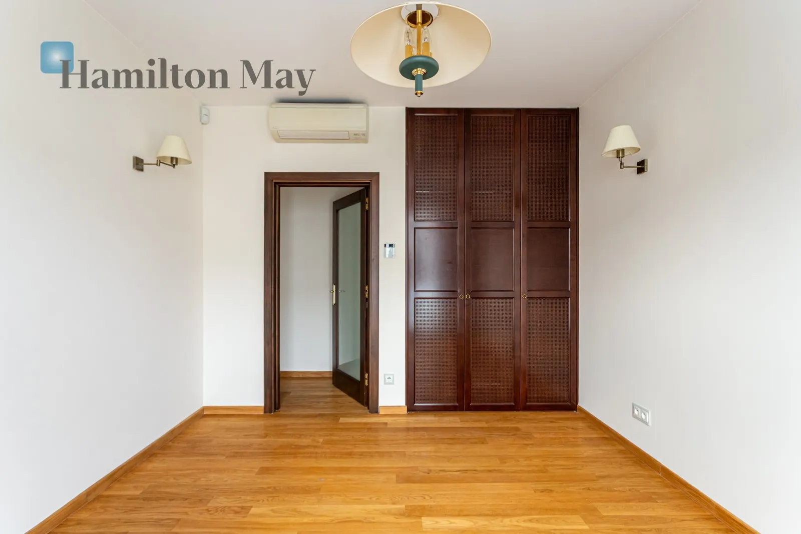 Subregion: Wyględów Distance to centre: 4.21 km Price: 20000 PLN Bedrooms: 3 Bathrooms: 2 Plot size: 348m2 - slider