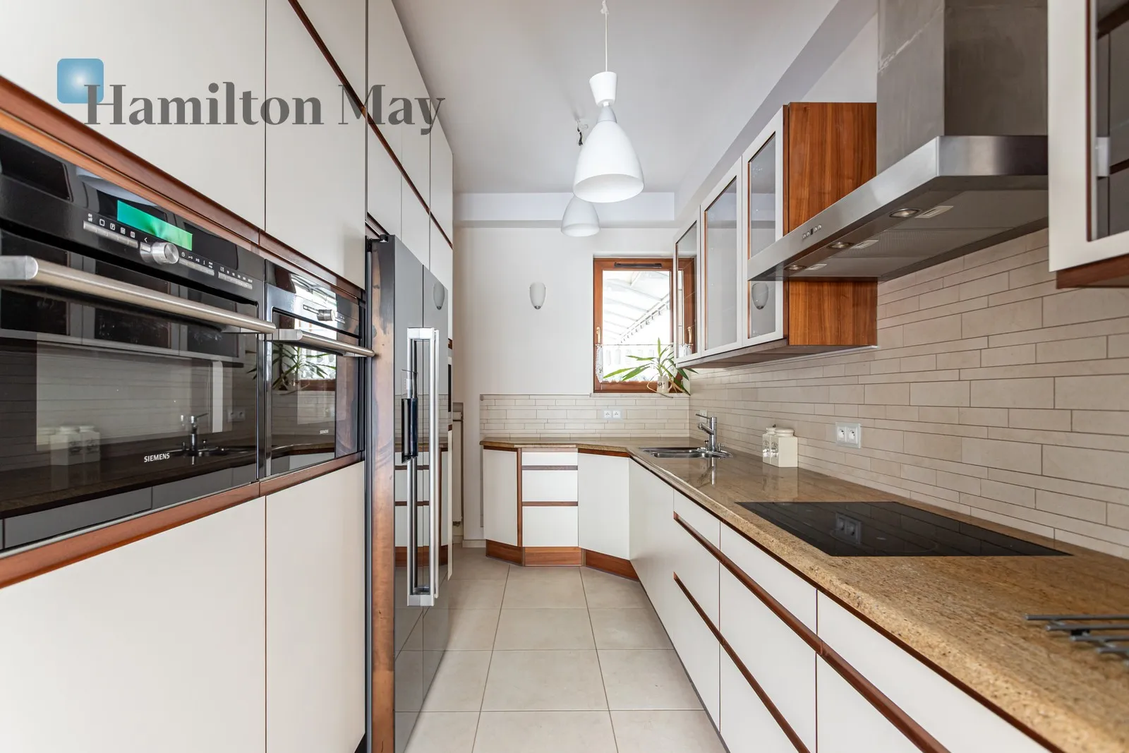 Distance to centre: 4.21 km Price: 20000 PLN Bedrooms: 3 Bathrooms: 2 - slider