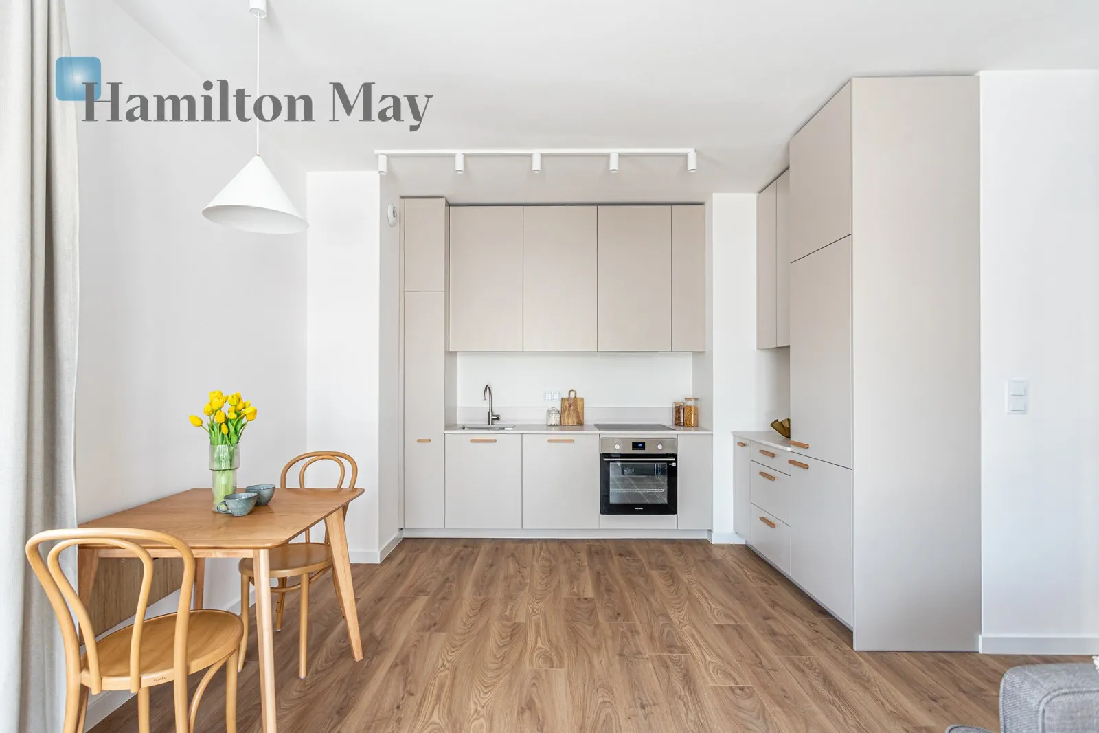 City: Warszawa Street: Wschodu Słońca Region: Włochy Subregion: Raków Distance to centre: 5.73 km Price: 1011000 PLN Bedrooms: 1 - slider