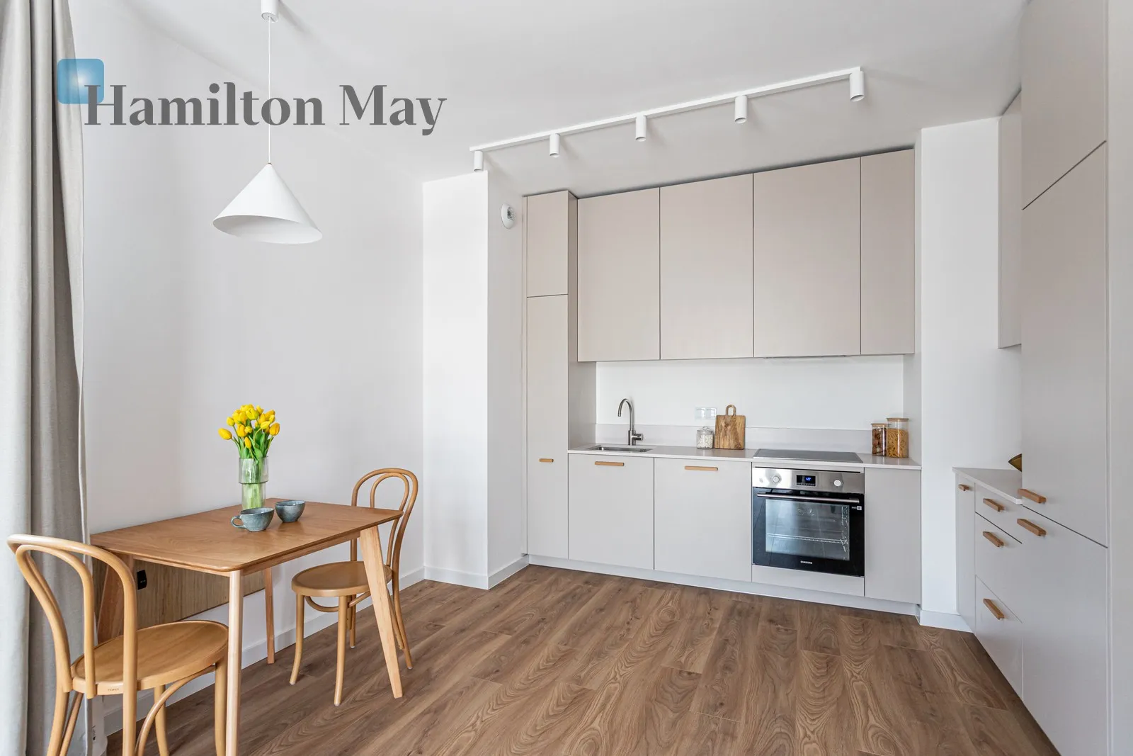 Street: Wschodu Słońca Region: Włochy Subregion: Raków Distance to centre: 5.73 km Price: 1011000 PLN Bedrooms: 1 Bathrooms: 1 - slider