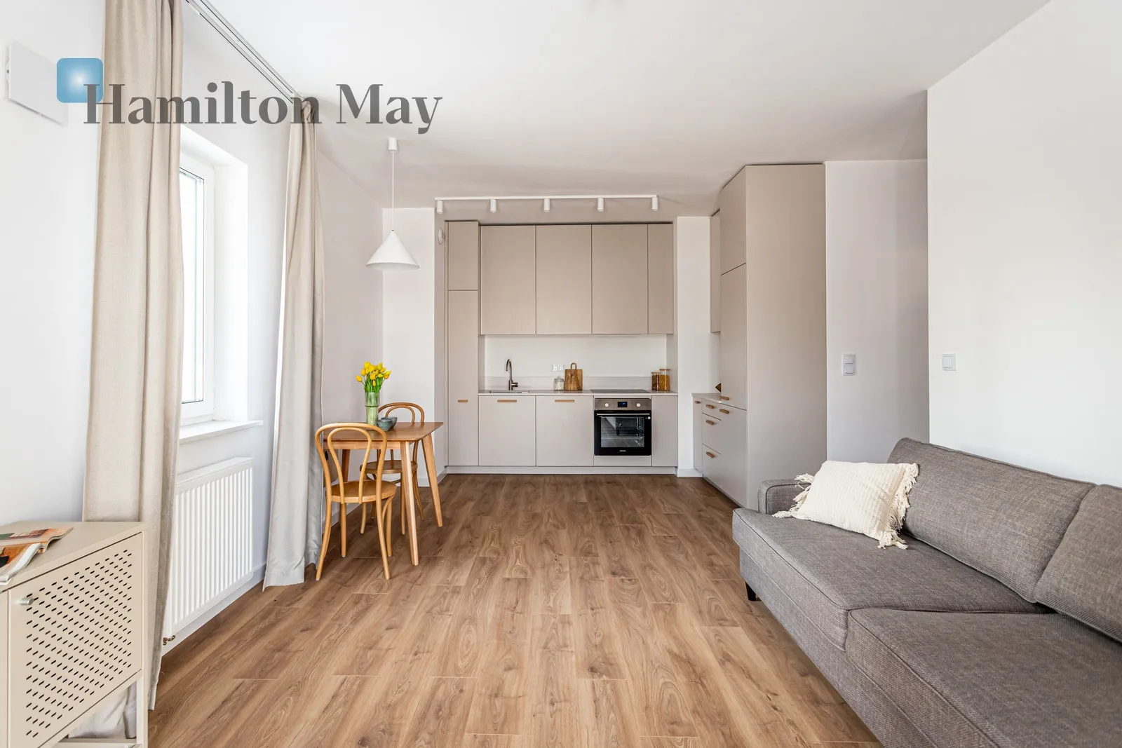 Street: Wschodu Słońca Region: Włochy Subregion: Raków Distance to centre: 5.73 km Price: 1011000 PLN Bedrooms: 1 Bathrooms: 1 Size: 53.44m2 - slider