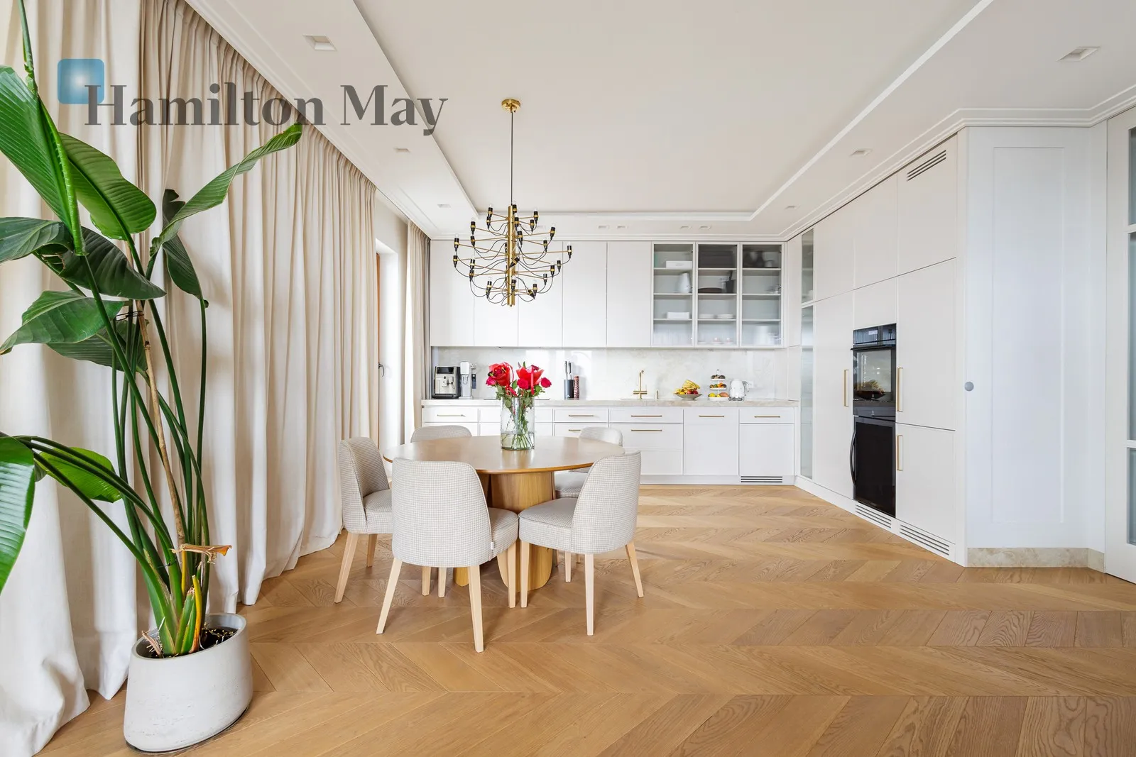 Street: Jana Karola Chodkiewicza Region: Mokotów Subregion: Wyględów Distance to centre: 3.2 km Level: 9 Price: 9900 PLN Bedrooms: 2 Bathrooms: 1 Size: 72m2 - slider