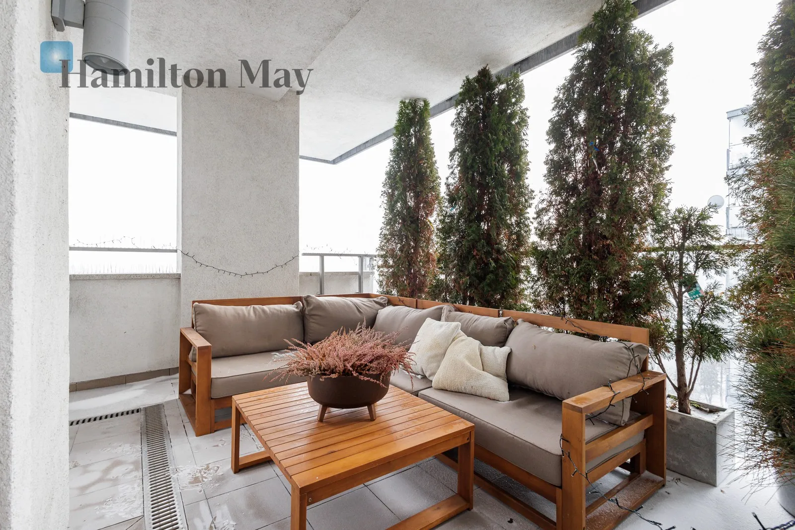 Distance to centre: 3.2 km Level: 9 Price: 9900 PLN Bedrooms: 2 Bathrooms: 1 Size: 72m2 Price/m2: 138 PLN - slider