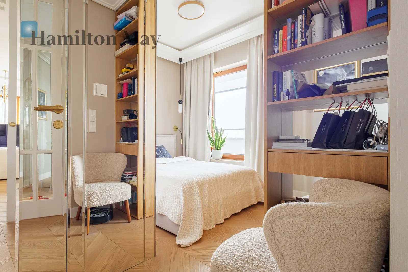 Street: Jana Karola Chodkiewicza Region: Mokotów Subregion: Wyględów Distance to centre: 3.2 km Level: 9 Price: 9900 PLN Bedrooms: 2 Bathrooms: 1 - slider