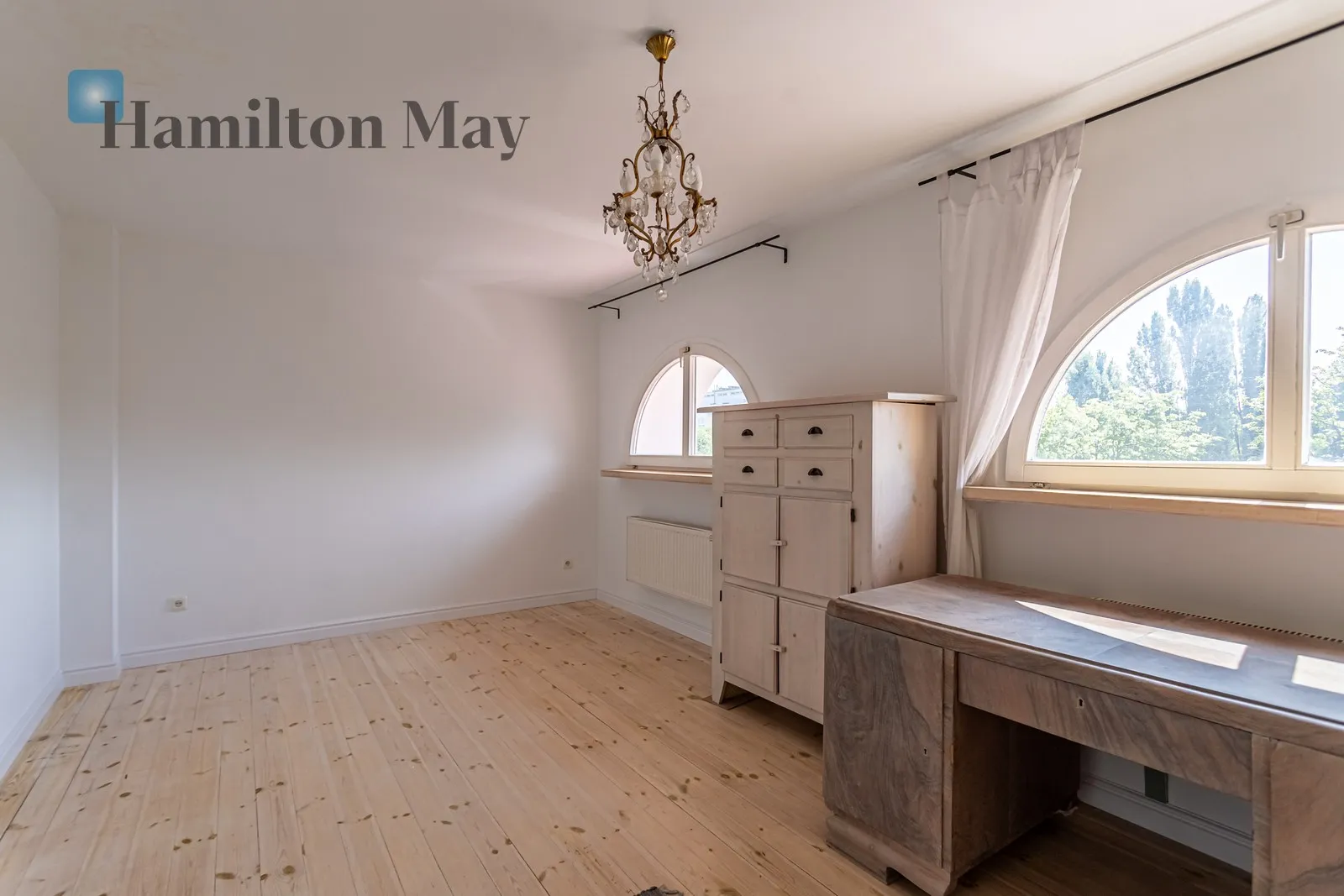 City: Warszawa Street: Adama Mickiewicza Region: Żoliborz Subregion: Stary Żoliborz Distance to centre: 5.16 km Level: 3 Price: 9000 PLN Bedrooms: 2 Bathrooms: 1 Size: 82m2 - slider