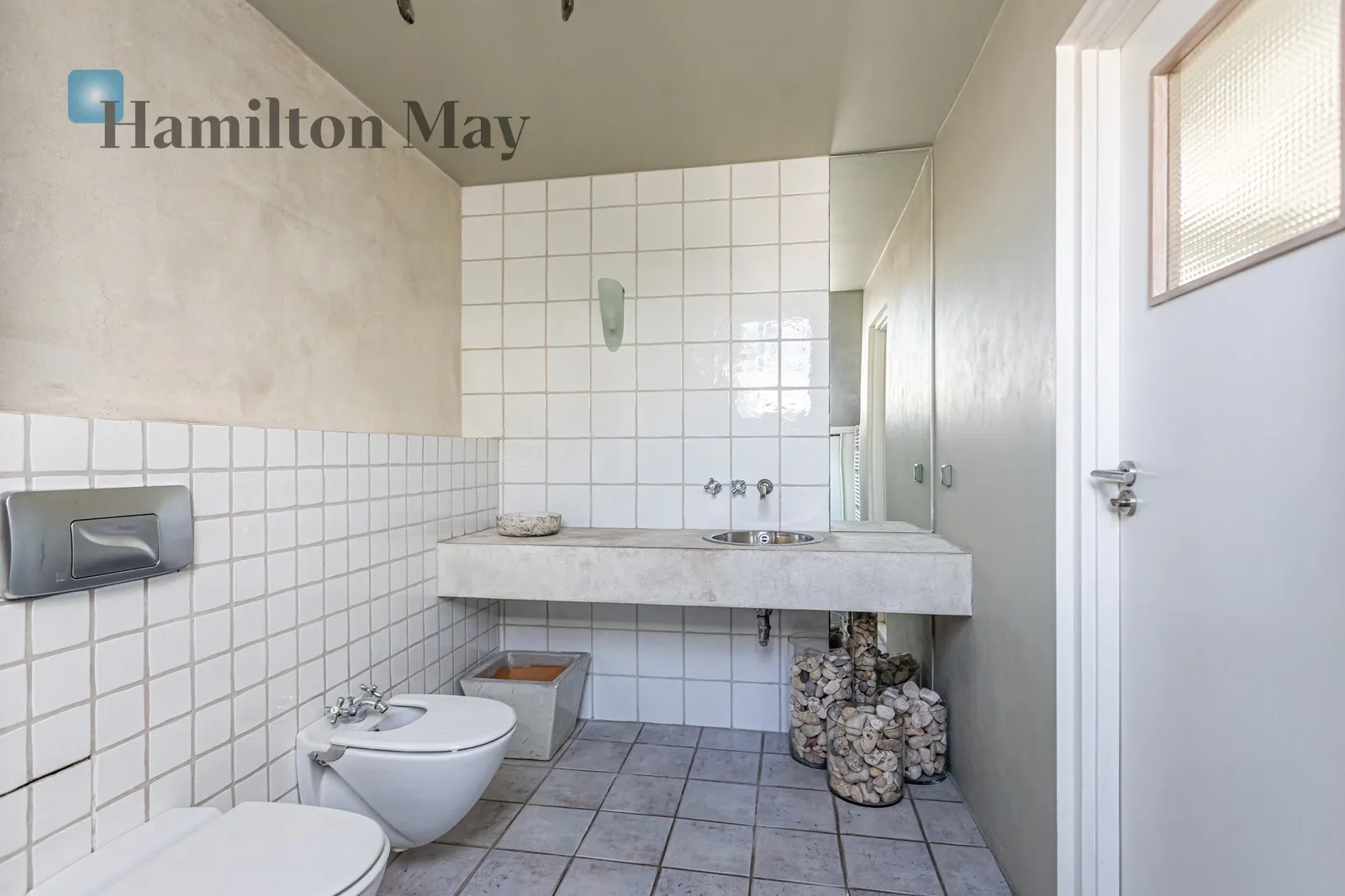 Street: Adama Mickiewicza Region: Żoliborz Subregion: Stary Żoliborz Distance to centre: 5.16 km Level: 3 Price: 9000 PLN Bedrooms: 2 Bathrooms: 1 Size: 82m2 - slider