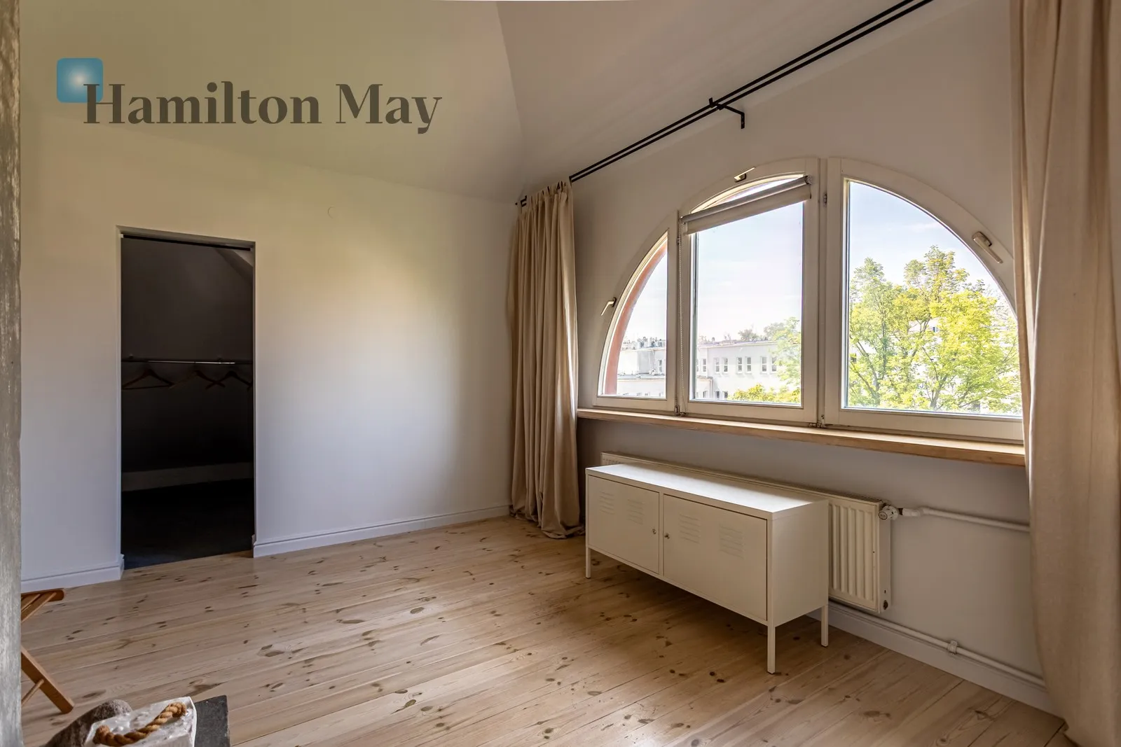 Region: Żoliborz Subregion: Stary Żoliborz Distance to centre: 5.16 km Level: 3 Price: 9000 PLN Bedrooms: 2 Bathrooms: 1 Size: 82m2 Price/m2: 110 PLN - slider