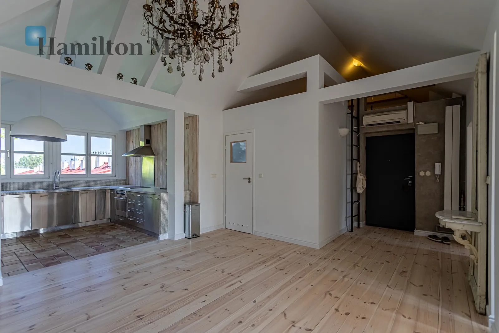 Subregion: Stary Żoliborz Distance to centre: 5.16 km Level: 3 Price: 9000 PLN Bedrooms: 2 Bathrooms: 1 Size: 82m2 Price/m2: 110 PLN - slider