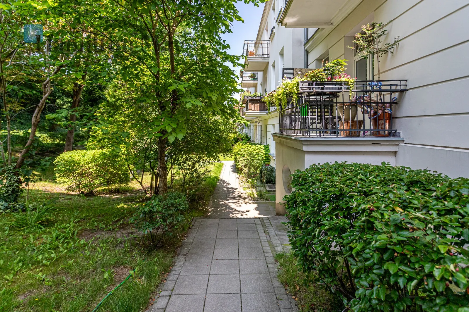 Street: Adama Mickiewicza Region: Żoliborz Subregion: Stary Żoliborz Distance to centre: 5.16 km Level: 3 - slider