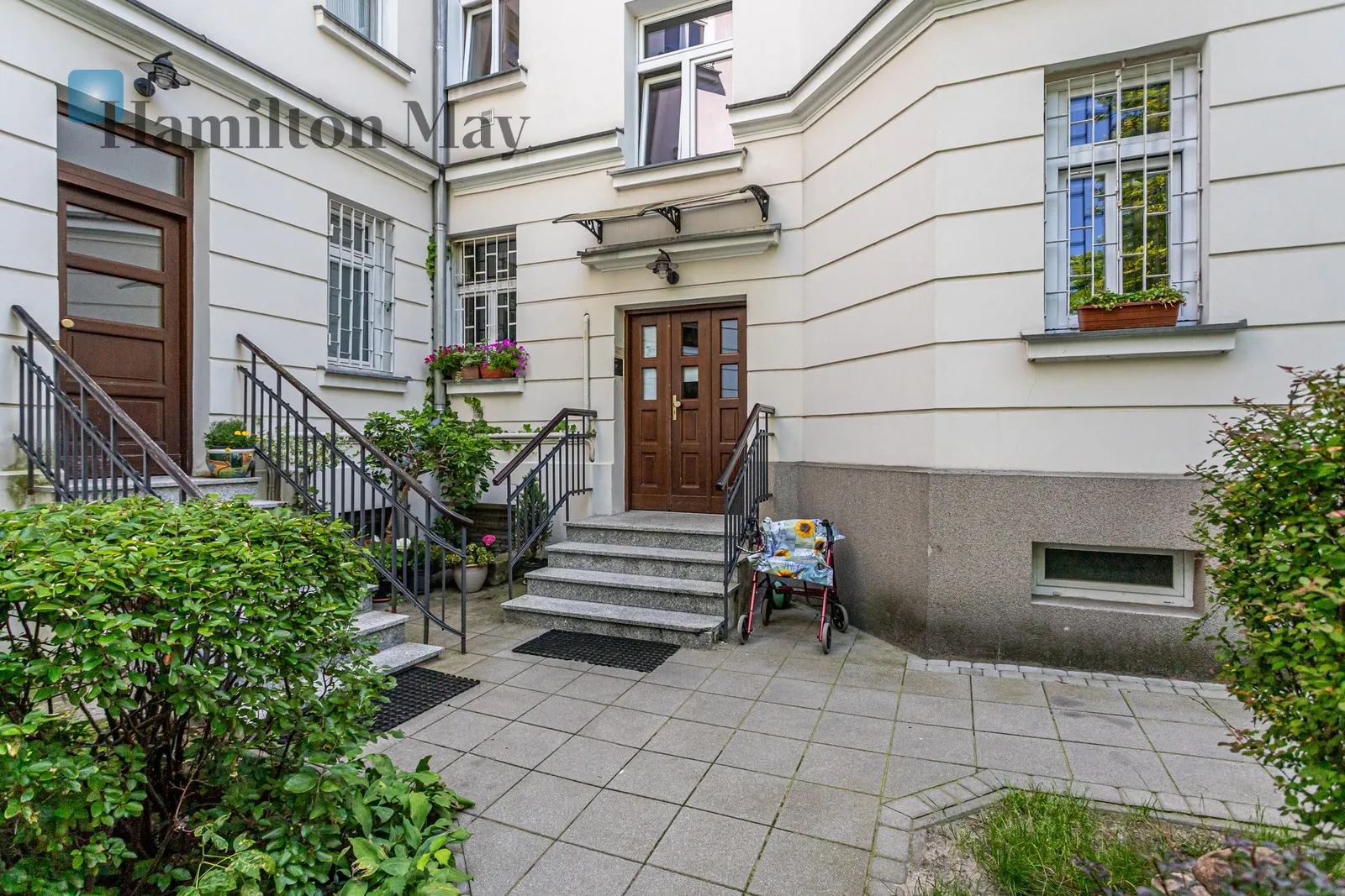 Distance to centre: 5.16 km Level: 3 Price: 9000 PLN Bedrooms: 2 Bathrooms: 1 - slider