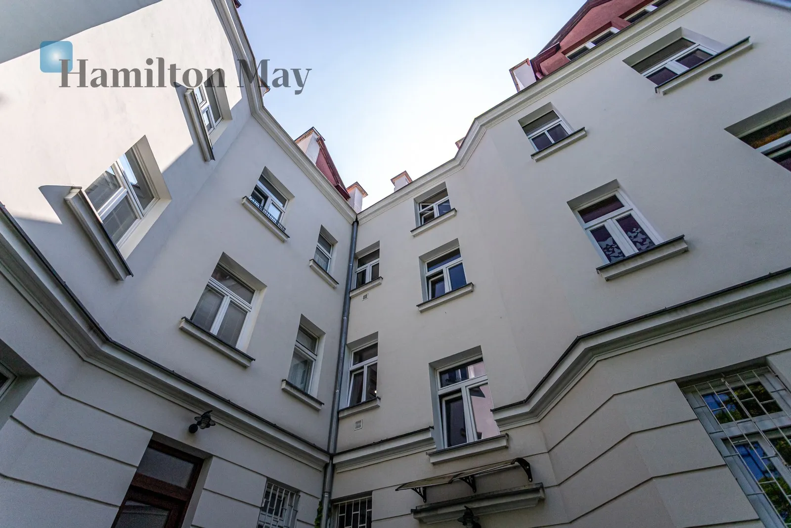 Level: 3 Price: 9000 PLN Bedrooms: 2 Bathrooms: 1 Size: 82m2 - slider