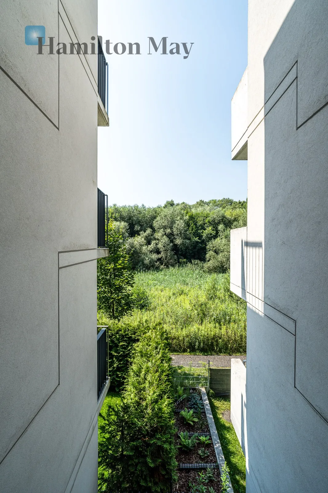 Distance to centre: 5.36 km Level: 2 Price: 3300 PLN Bedrooms: 1 Bathrooms: 1 Size: 33m2 - slider