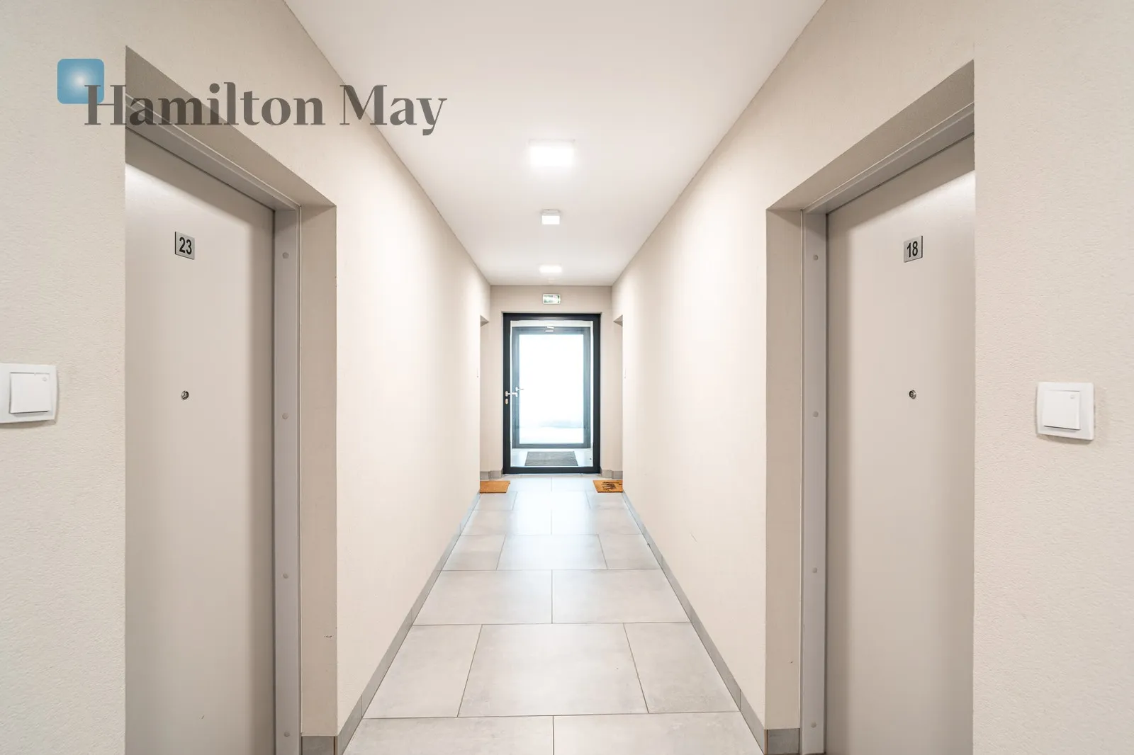 Level: 2 Price: 3300 PLN Bedrooms: 1 Bathrooms: 1 Size: 33m2 Price/m2: 100 PLN - slider