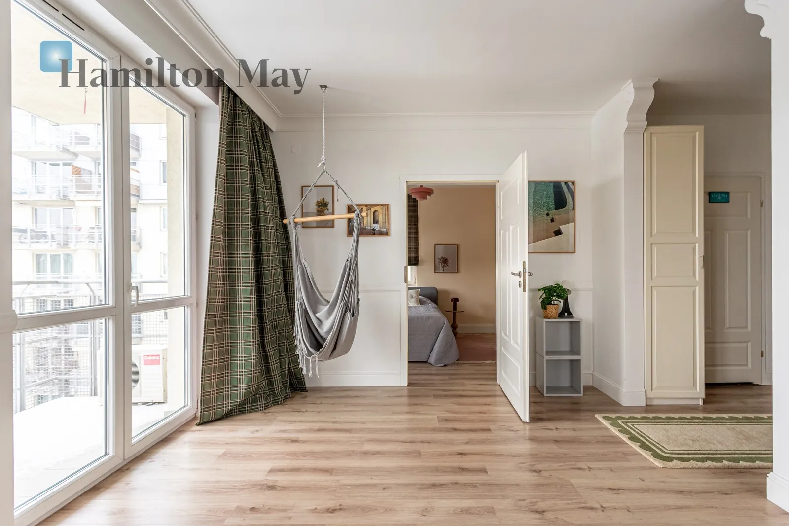 Street: Meksykańska Region: Praga-Południe Distance to centre: 3.3 km Level: 5 Price: 3650 PLN Bedrooms: 1 Bathrooms: 1 - slider