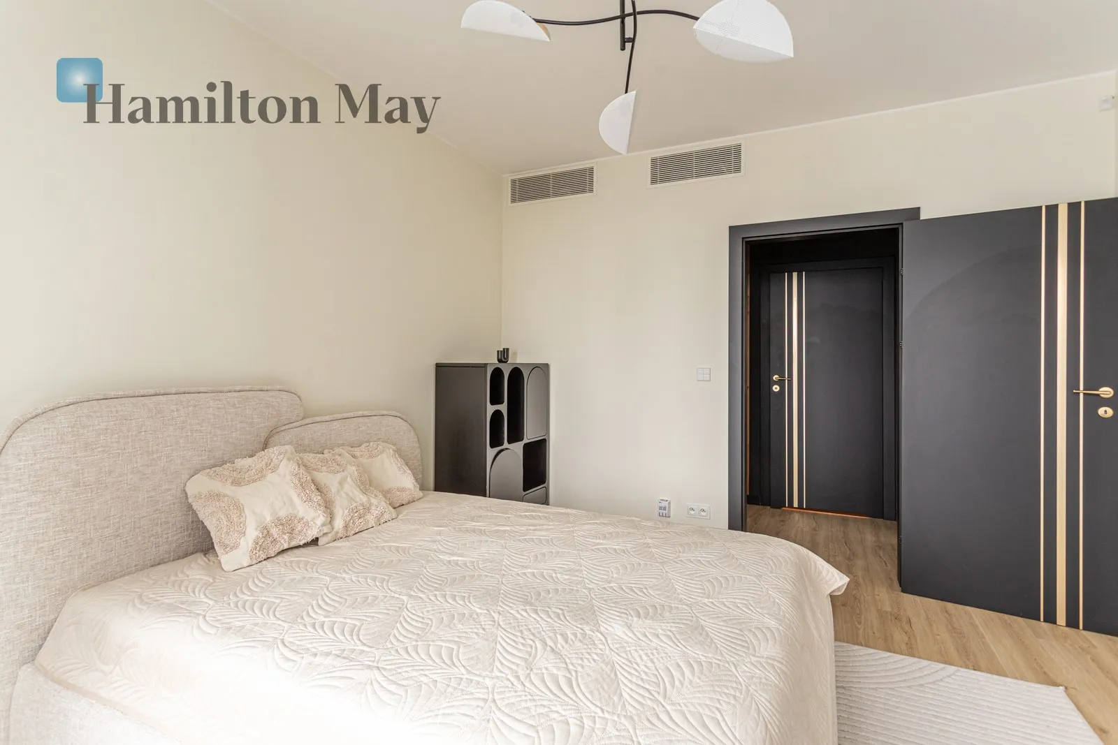 Distance to centre: 1.58 km Level: 24 Price: 25000 PLN Bedrooms: 2 Bathrooms: 2 Size: 136m2 Price/m2: 184 PLN - slider