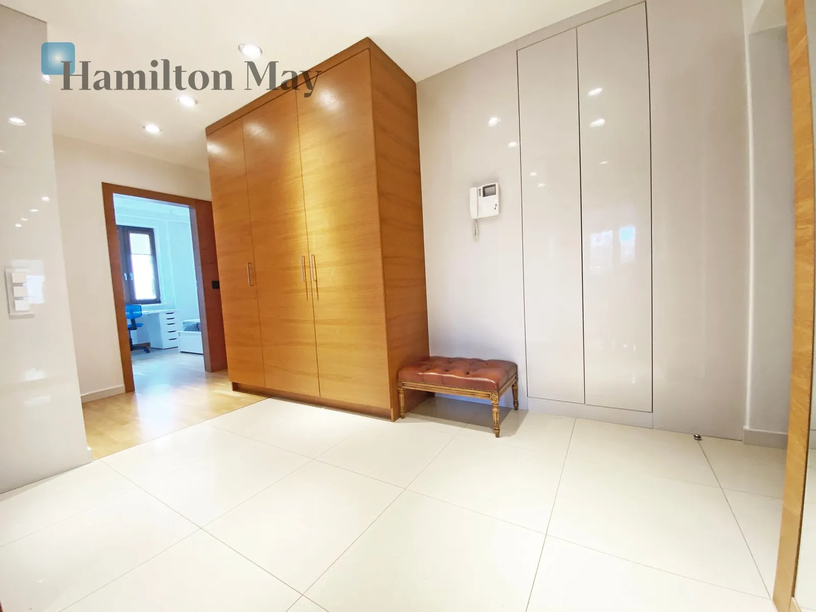 Subregion: Solec Distance to centre: 1.42 km Level: 4 Price: 14700 PLN Bedrooms: 3 Bathrooms: 2 Size: 114m2 Price/m2: 129 PLN - slider
