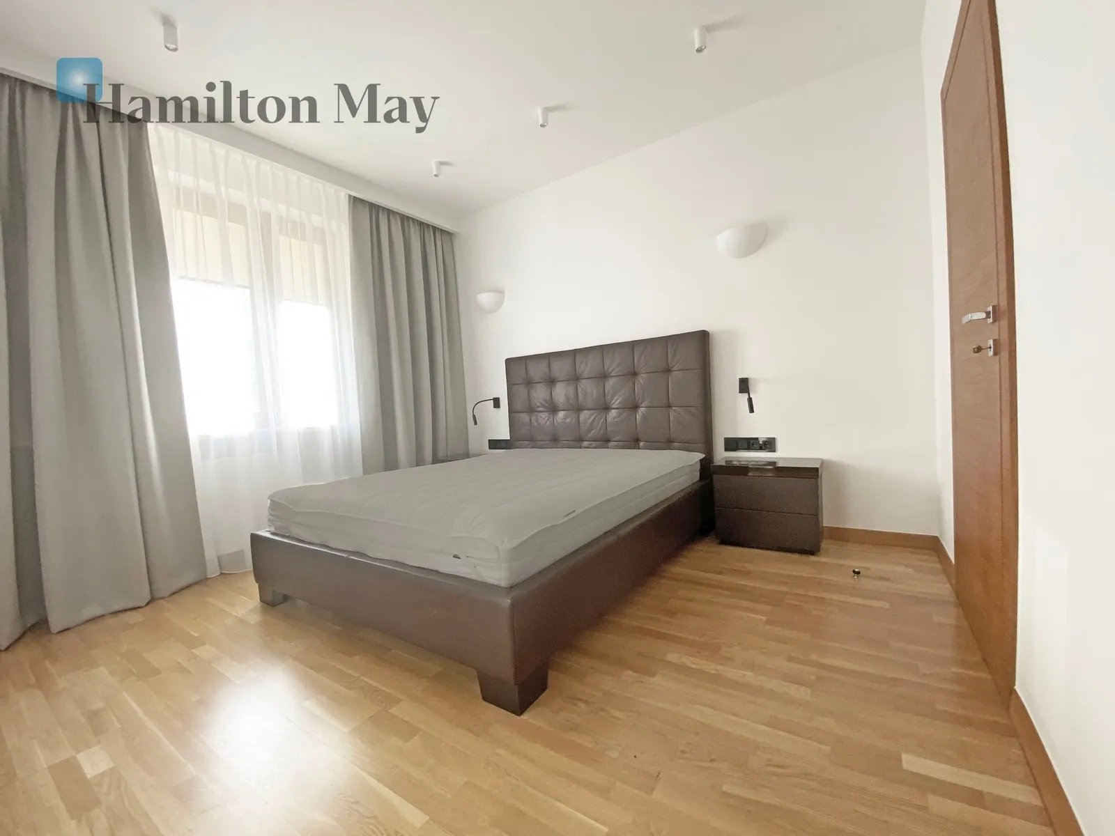 Region: Śródmieście Subregion: Solec Distance to centre: 1.42 km Level: 4 Price: 14700 PLN Bedrooms: 3 Bathrooms: 2 Size: 114m2 - slider