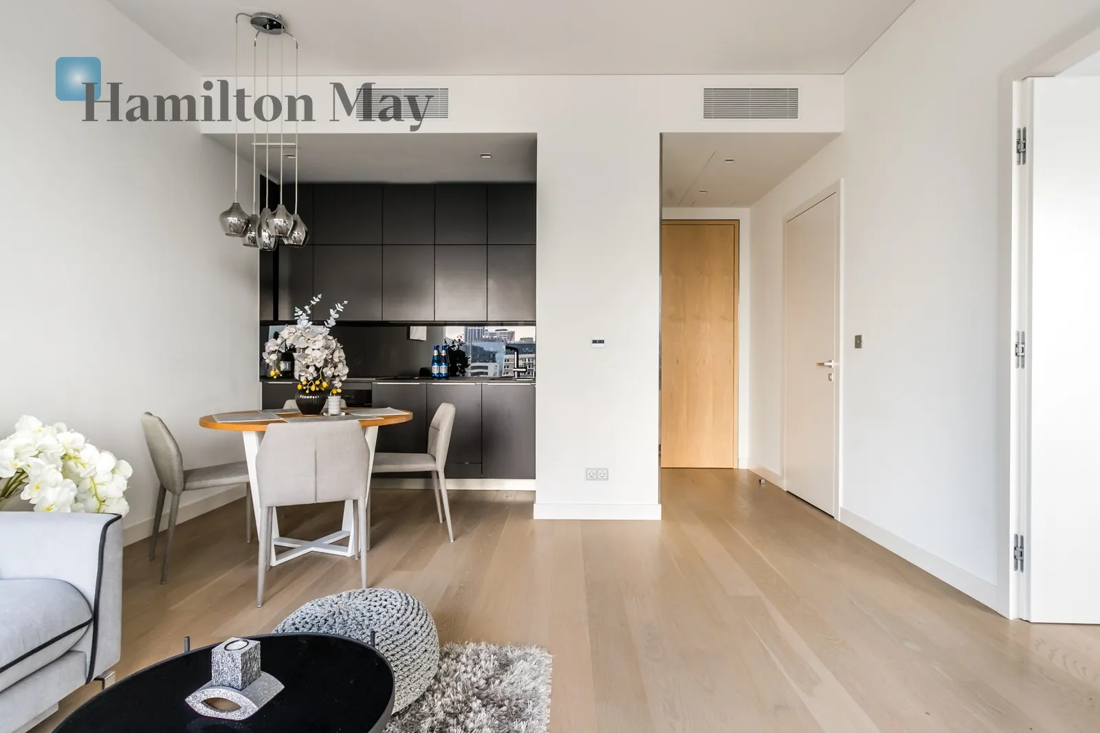 City: Warszawa Street: Twarda Region: Śródmieście Subregion: Śródmieście Północne Distance to centre: 0.92 km Level: 12 Price: 10000 PLN Bedrooms: 1 Bathrooms: 1 - slider