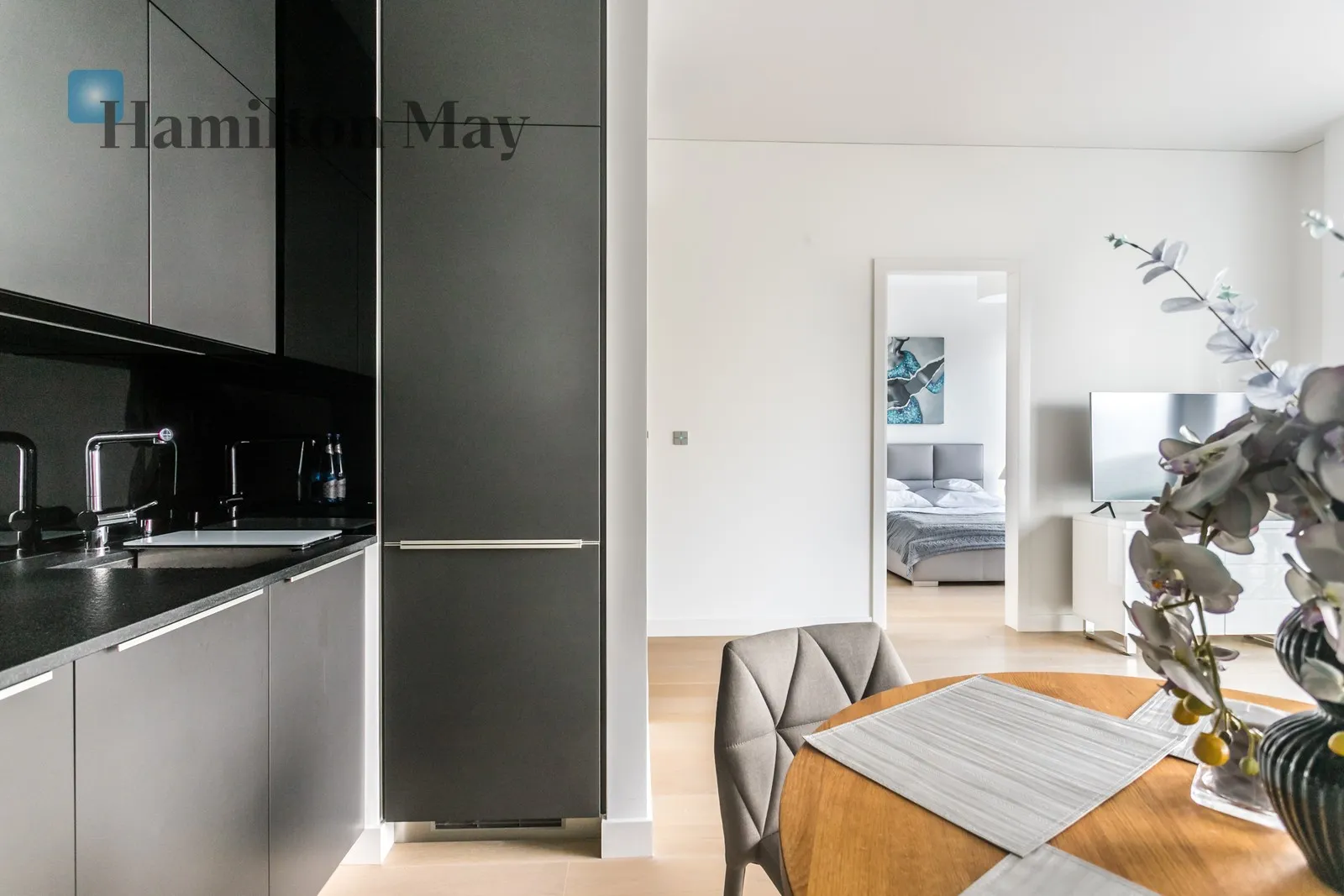 Street: Twarda Region: Śródmieście Subregion: Śródmieście Północne Distance to centre: 0.92 km Level: 12 Price: 10000 PLN Bedrooms: 1 Bathrooms: 1 - slider