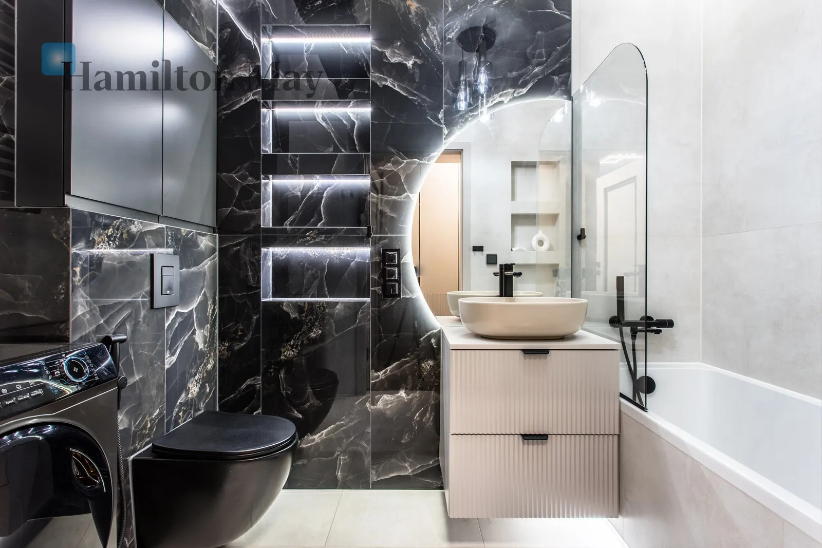 Distance to centre: 1.03 km Level: 5 Price: 1170000 PLN Bedrooms: 2 Bathrooms: 1 Size: 53.39m2 Price/m2: 21914 PLN - slider