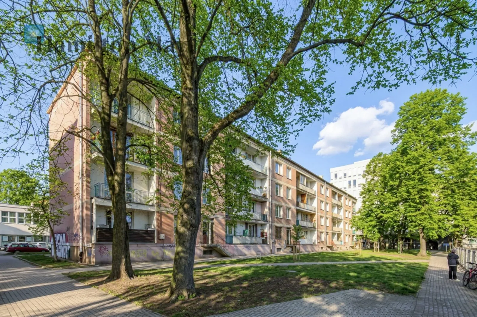 One bedroom apartment with a balcony in an attractive location between Wierzbno and Racławicka metro stations - slider