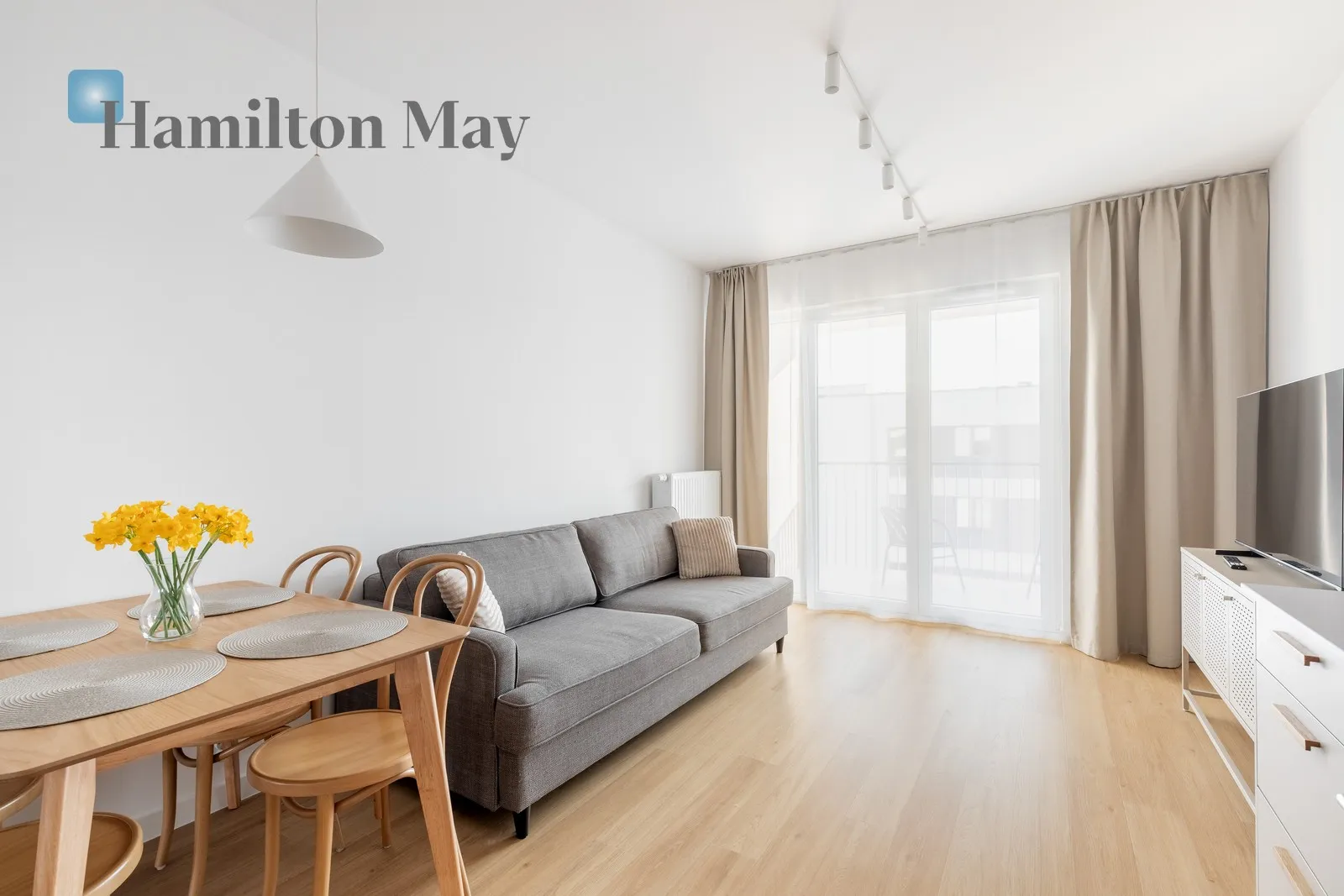 City: Kraków Street: Myśliwska Region: Podgórze Subregion: Płaszów Distance to centre: 4.69 km Level: 5 Price: 3300 PLN Bedrooms: 2 Bathrooms: 1 Size: 54.14m2 - slider