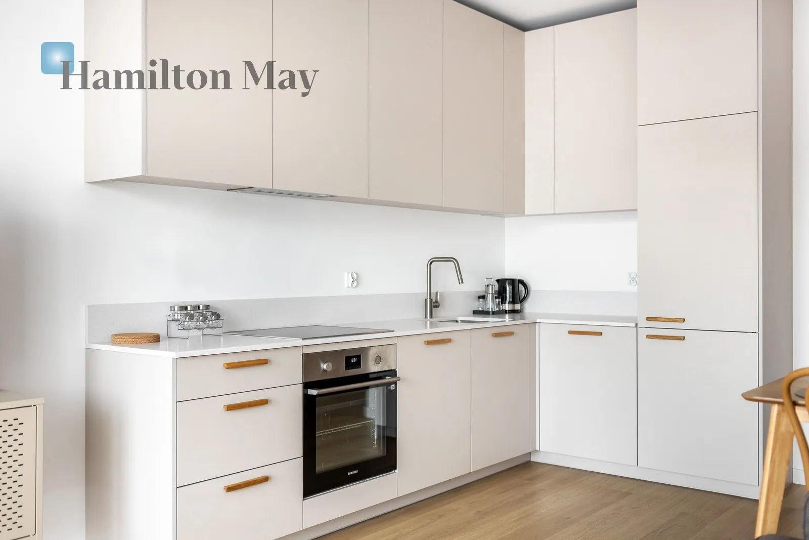 City: Kraków Street: Myśliwska Region: Podgórze Subregion: Płaszów Distance to centre: 4.69 km Level: 5 - slider