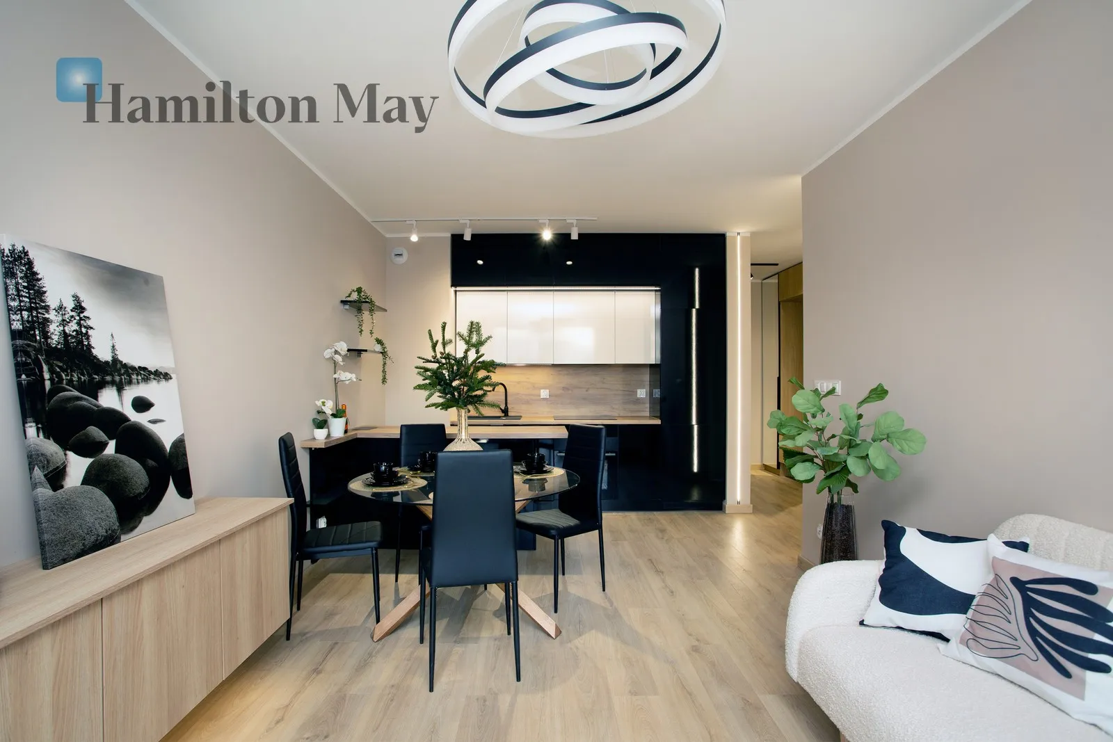 Street: Prandoty Region: Stare Miasto Subregion: Warszawskie Distance to centre: 2.15 km Level: 3 Price: 1020000 PLN Bedrooms: 1 - slider