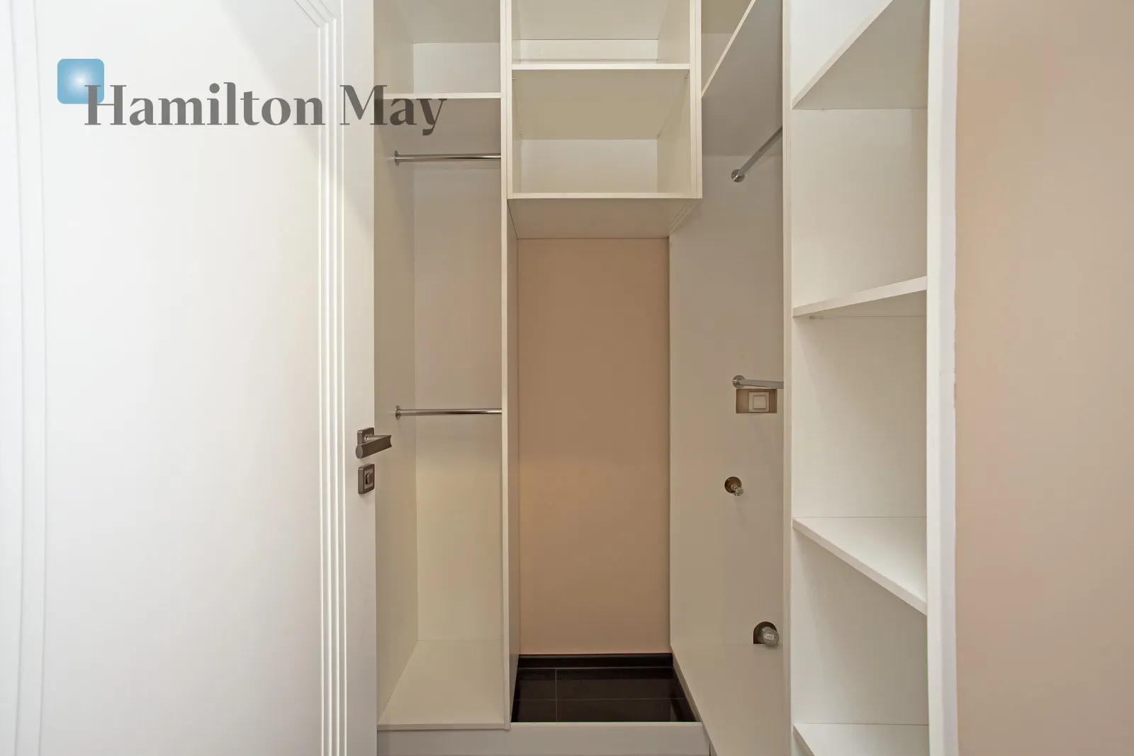 Region: Stare Miasto Subregion: Warszawskie Distance to centre: 2.15 km Level: 3 Price: 1020000 PLN Bedrooms: 1 - slider