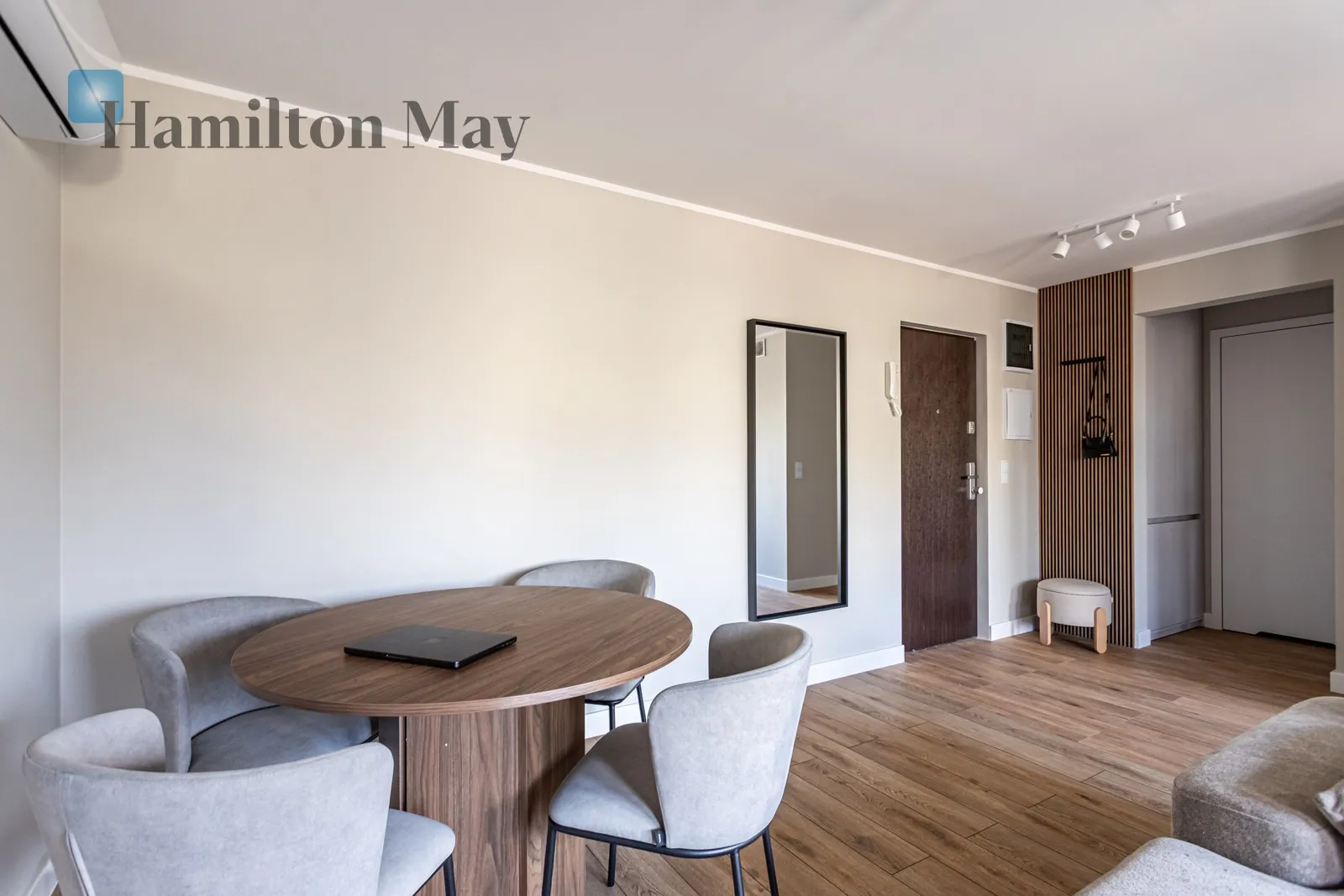 Street: Władysława Broniewskiego Region: Warszawa Distance to centre: 5.36 km Level: 6 Price: 3200 PLN Bedrooms: 1 Bathrooms: 1 - slider