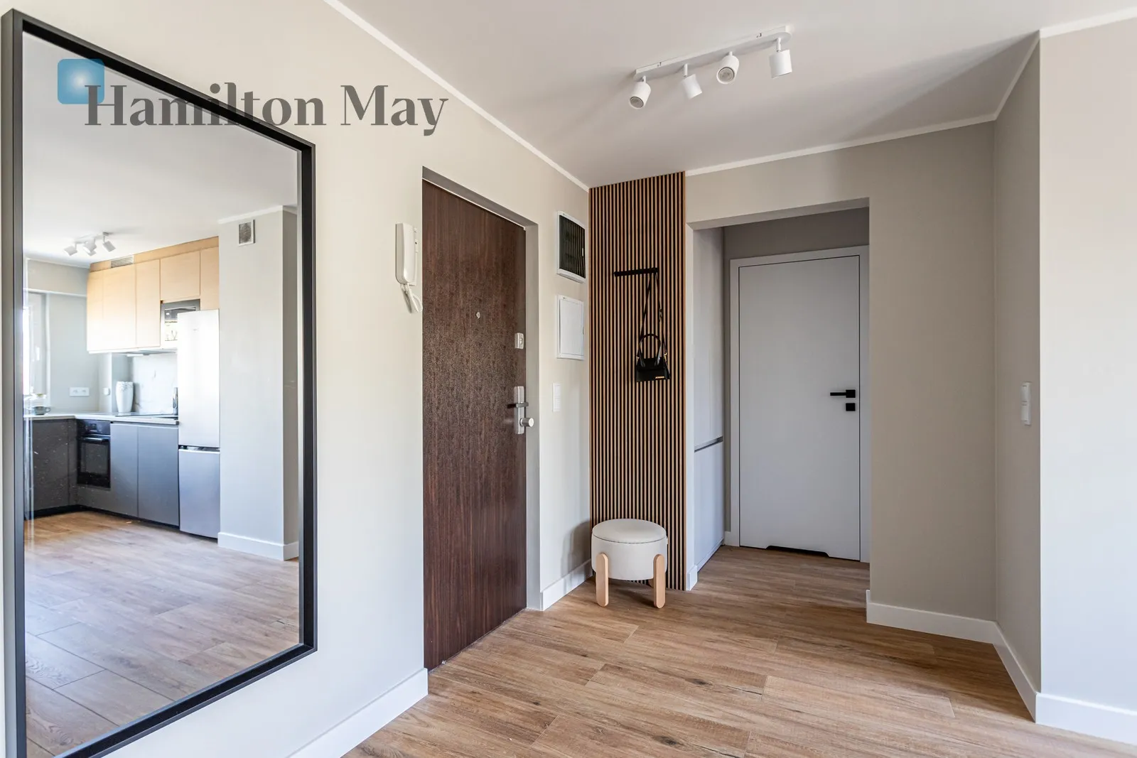 Region: Warszawa Distance to centre: 5.36 km Level: 6 Price: 3200 PLN Bedrooms: 1 Bathrooms: 1 Size: 40m2 - slider