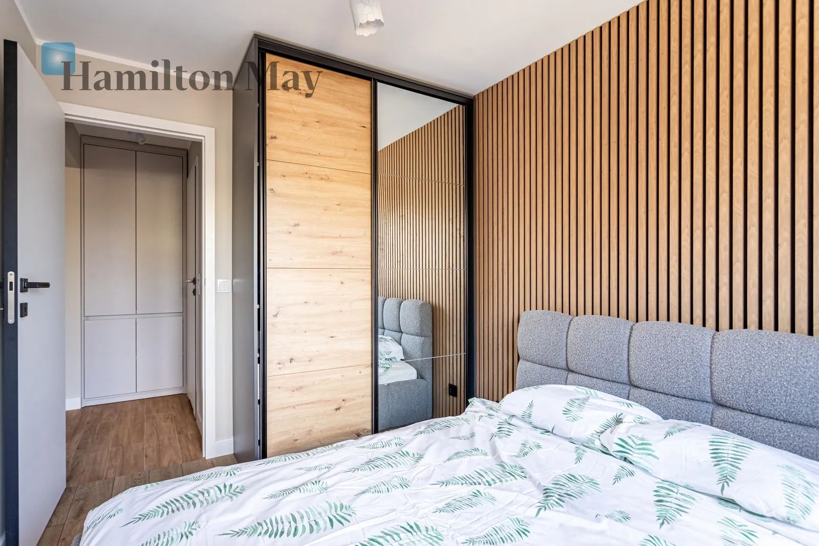 Distance to centre: 5.36 km Level: 6 Price: 3200 PLN Bedrooms: 1 Bathrooms: 1 Size: 40m2 - slider