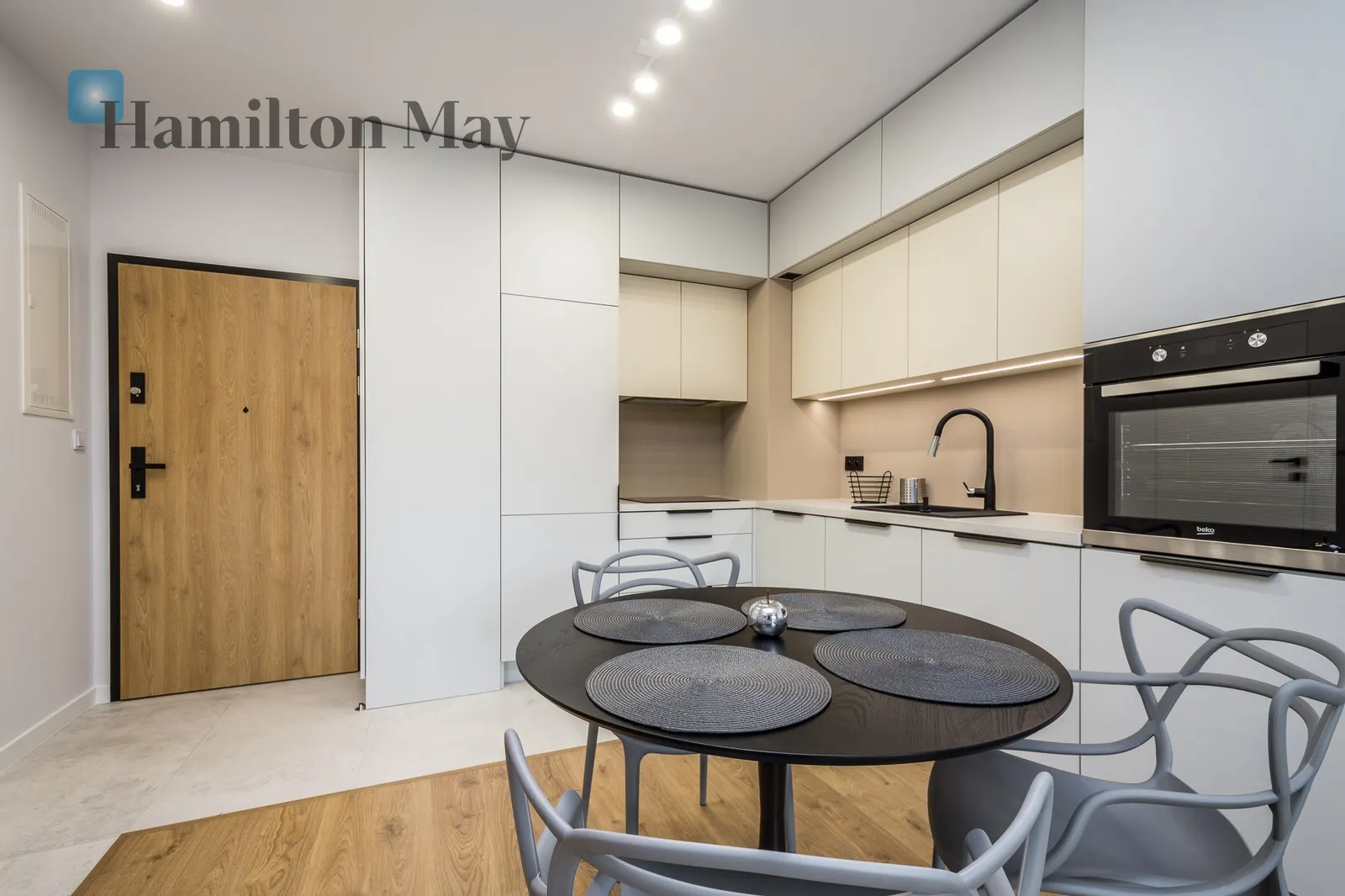 Street: Obozowa Region: Łagiewniki-Borek Fałęcki Distance to centre: 5.83 km Level: 3 Price: 3500 PLN Bedrooms: 1 - slider