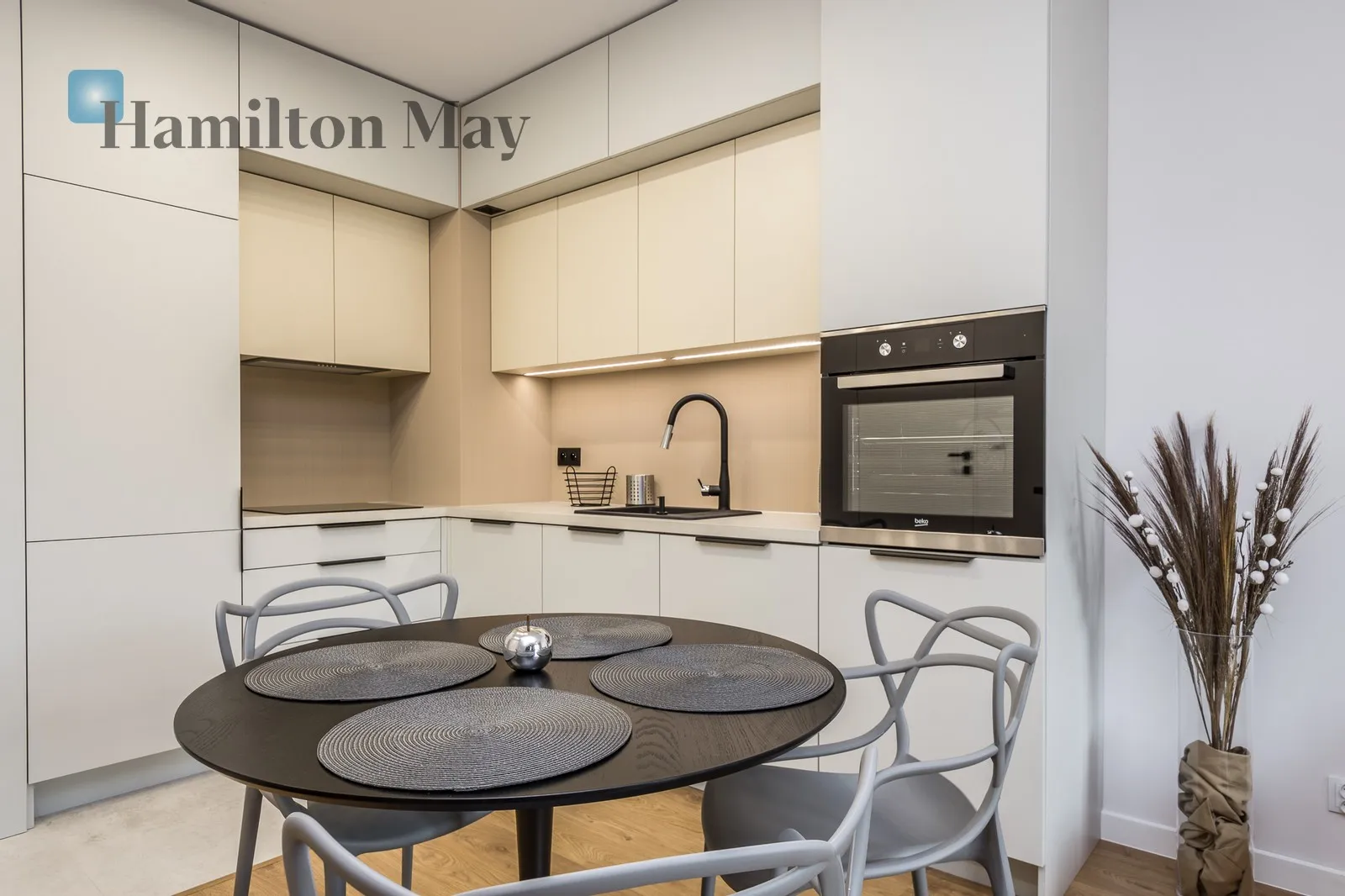 Level: 3 Price: 3500 PLN Bedrooms: 1 Bathrooms: 1 Size: 36m2 Price/m2: 97 PLN - slider