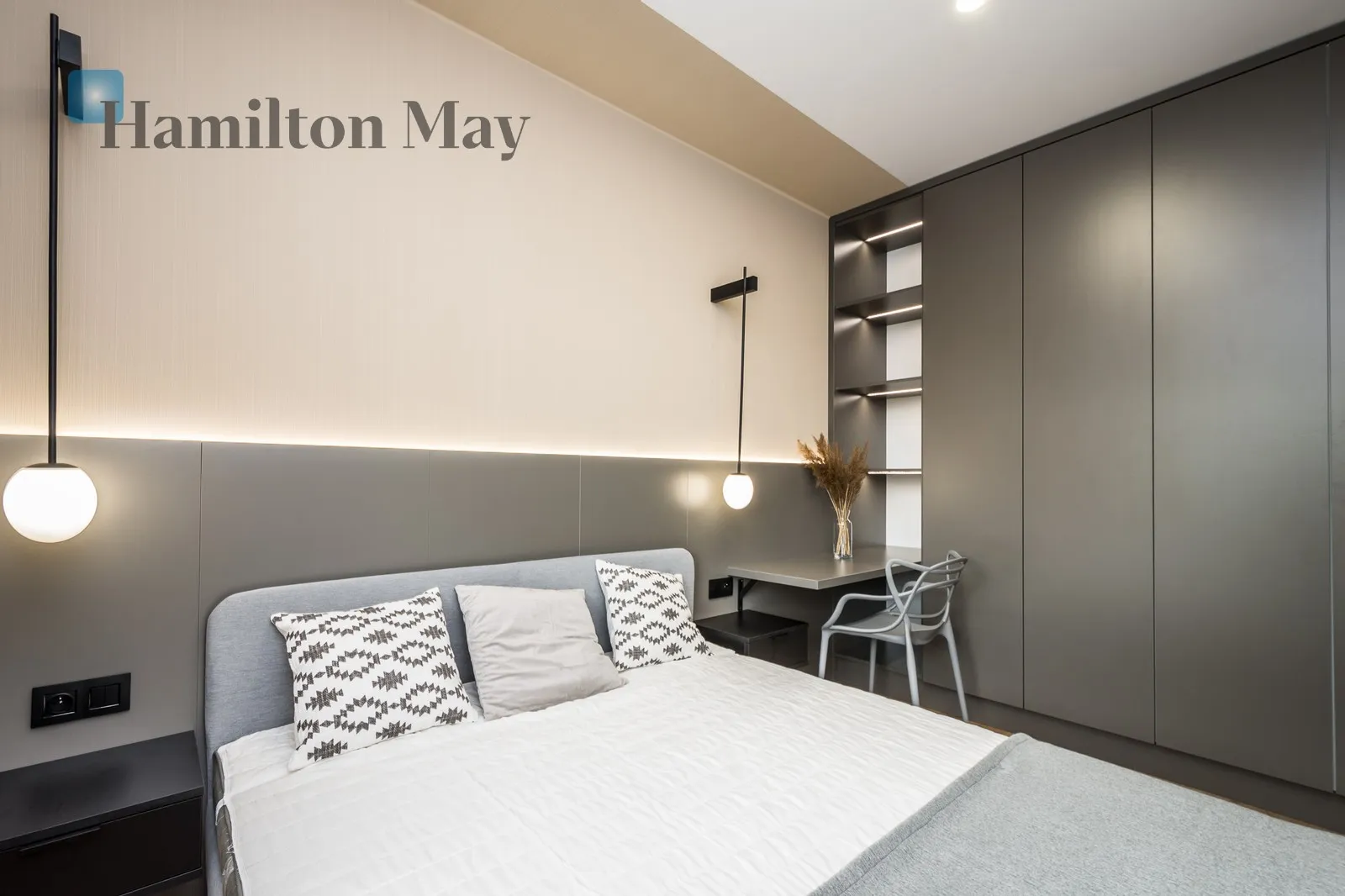 Level: 3 Price: 3500 PLN Bedrooms: 1 - slider