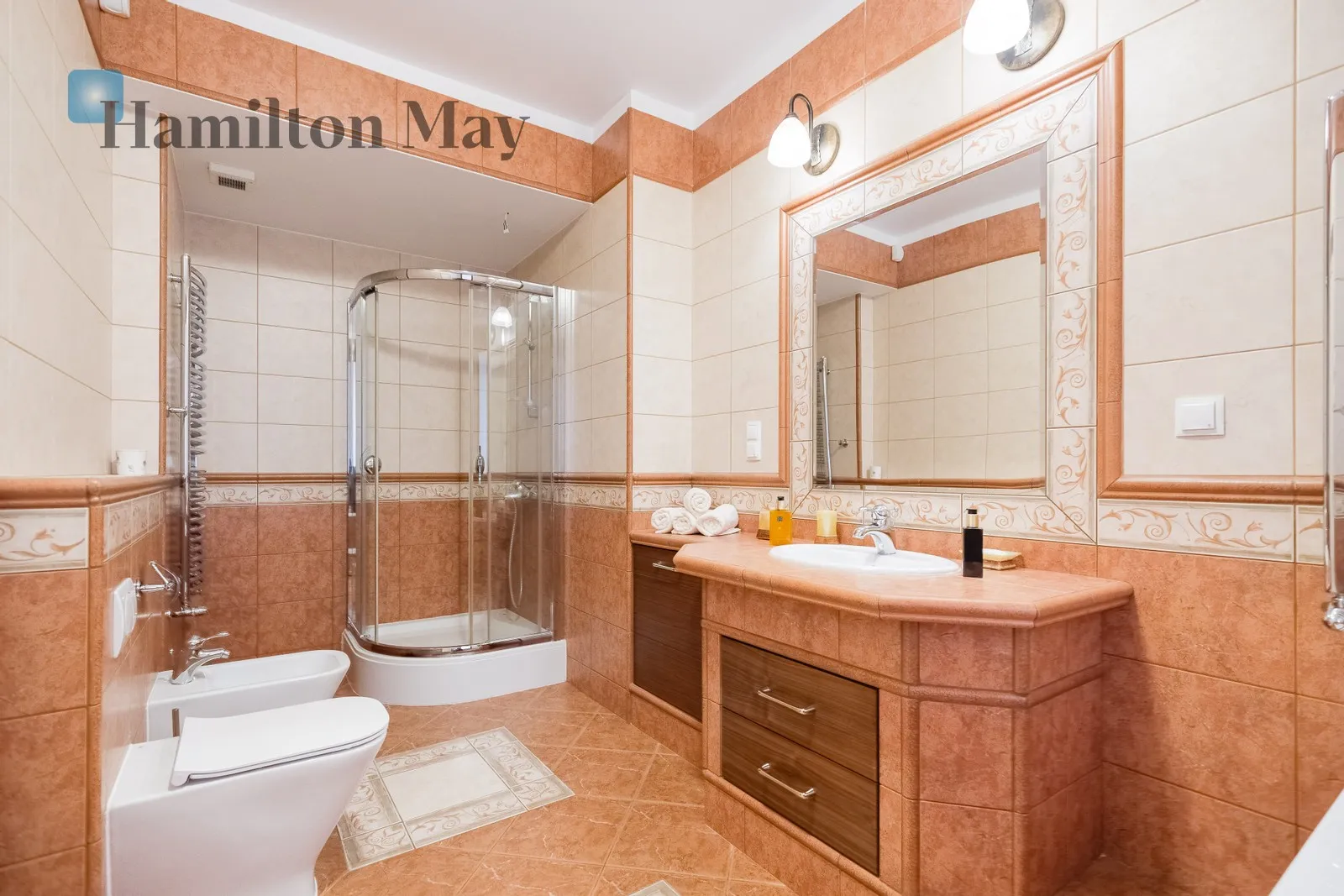 Distance to centre: 4.84 km Price: 5500 PLN Bedrooms: 2 Bathrooms: 2 Size: 90m2 Price/m2: 61 PLN
