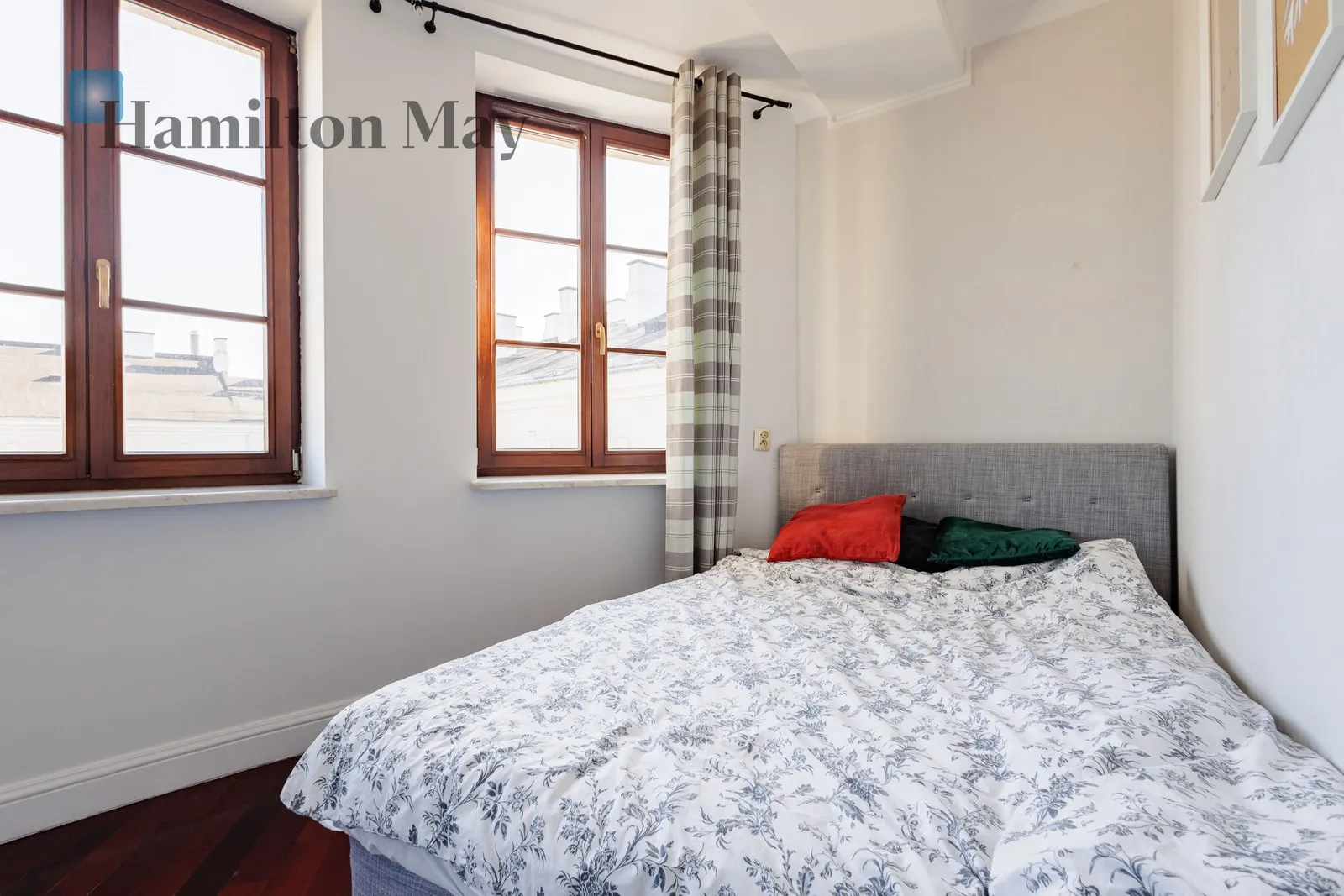 Region: Śródmieście Subregion: Powiśle Distance to centre: 1.66 km Level: 4 Price: 7500 PLN Bedrooms: 2 Bathrooms: 1 Size: 74m2 - slider