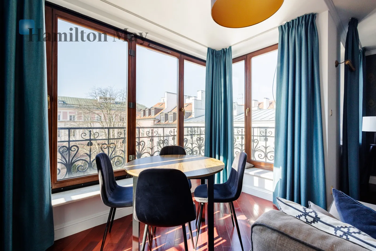 City: Warszawa Street: Bednarska Region: Śródmieście Subregion: Powiśle Distance to centre: 1.66 km Level: 4 Price: 7500 PLN Bedrooms: 2 Bathrooms: 1 - slider