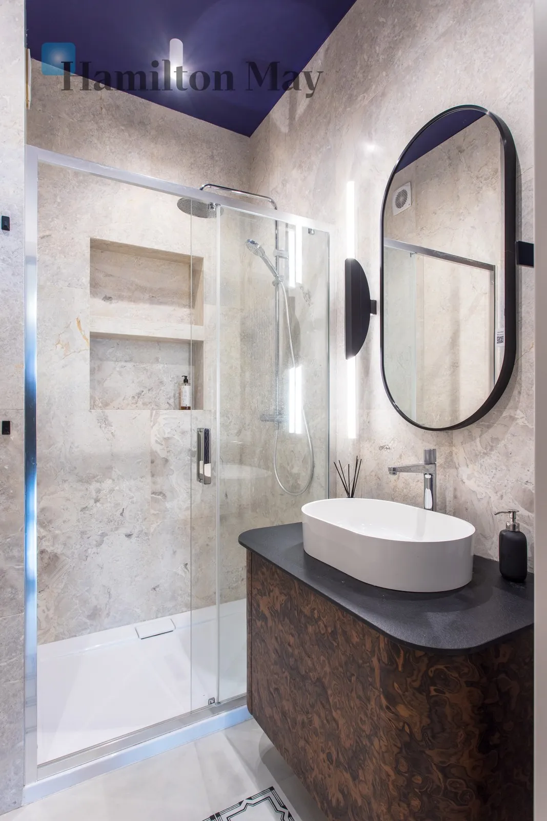 Distance to centre: 1.63 km Level: 2 Price: 1070000 PLN Bedrooms: 1 Bathrooms: 1 Size: 40m2 - slider