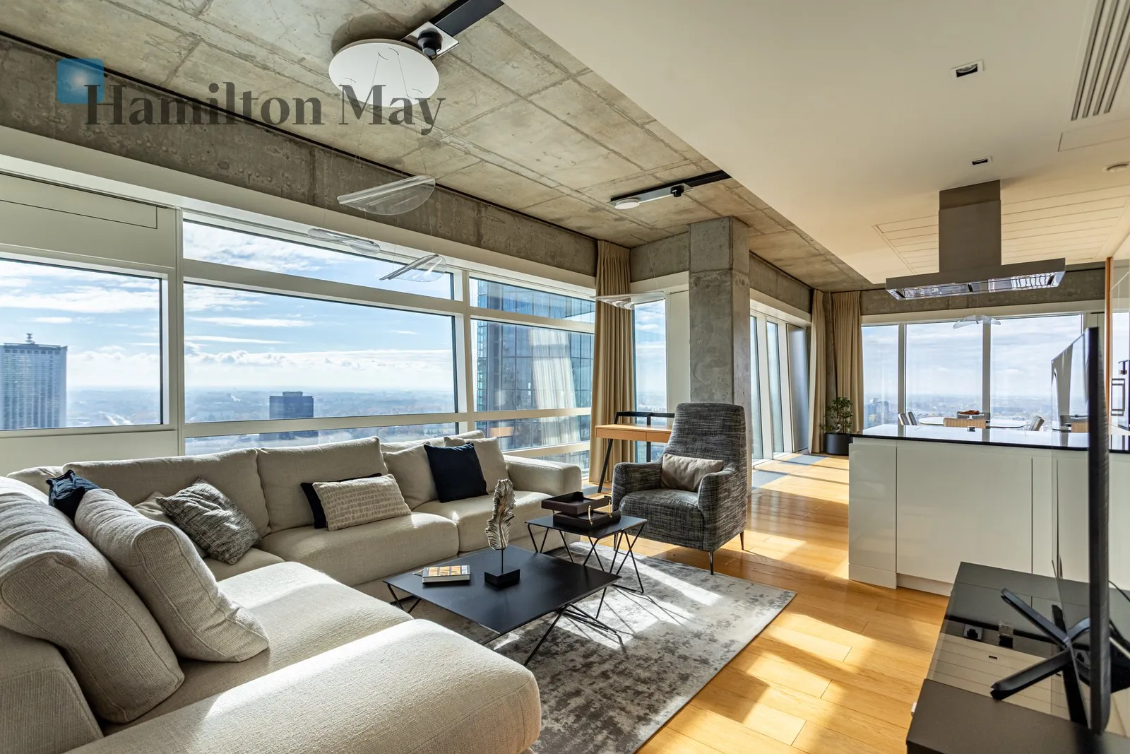City: Warszawa Street: Złota Region: Śródmieście Distance to centre: 0.65 km Level: 34 Price: 26000 PLN Bedrooms: 1 Bathrooms: 1 Size: 117m2 - slider